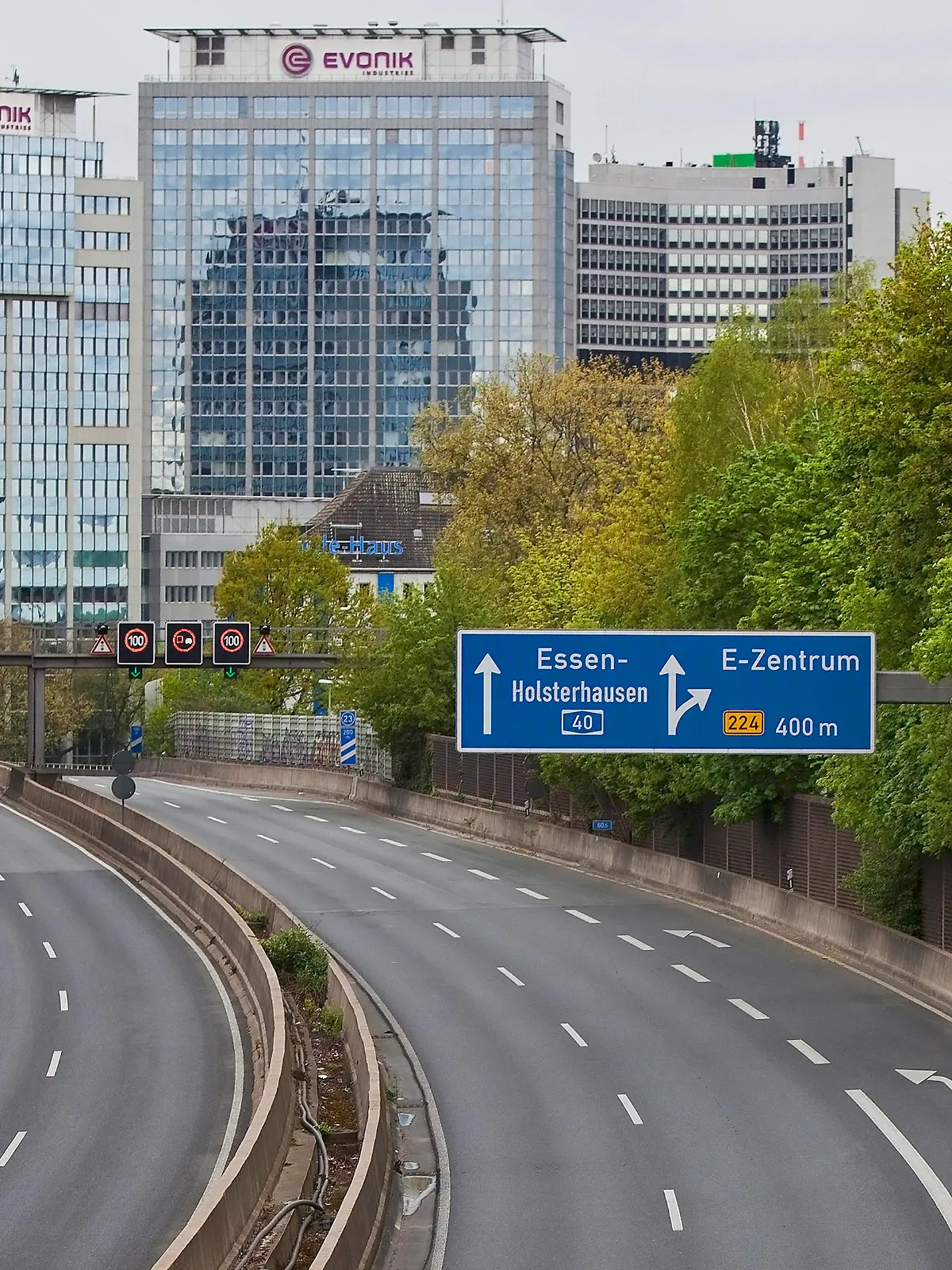  fast leere Autobahn A 40 an der Ausfahrt Essen-Zentrum, Lockdown in der Coronakrise 2020, Deutschland, Nordrhein-Westfalen, Ruhrgebiet, Essen empty motorway A 40 during lockdown at corona crisis 2020, Germany, North Rhine-Westphalia, Ruhr Area, Essen BLWS618094 *** almost empty motorway A 40 during lockdown at corona crisis 2020, Germany, North Rhine Westphalia, Ruhr Area, Essen empty motorway A 40 during lockdown at corona crisis 2020, Germany, North Rhine Westphalia, Ruhr Area, Essen BLWS618094 Copyright: xblickwinkel/S.xZiesex