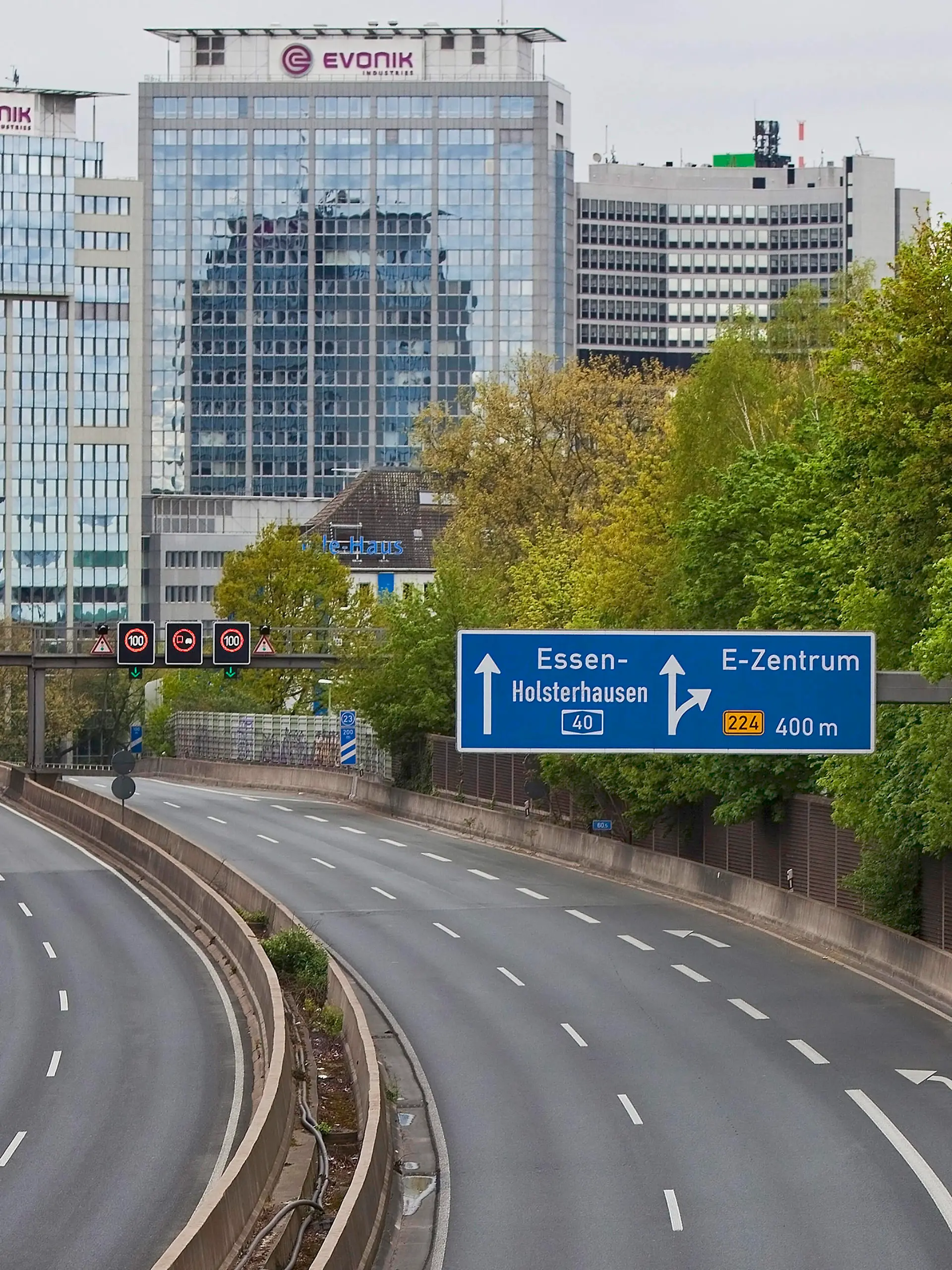  fast leere Autobahn A 40 an der Ausfahrt Essen-Zentrum, Lockdown in der Coronakrise 2020, Deutschland, Nordrhein-Westfalen, Ruhrgebiet, Essen empty motorway A 40 during lockdown at corona crisis 2020, Germany, North Rhine-Westphalia, Ruhr Area, Essen BLWS618094 *** almost empty motorway A 40 during lockdown at corona crisis 2020, Germany, North Rhine Westphalia, Ruhr Area, Essen empty motorway A 40 during lockdown at corona crisis 2020, Germany, North Rhine Westphalia, Ruhr Area, Essen BLWS618094 Copyright: xblickwinkel/S.xZiesex