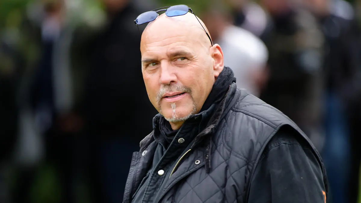 ARCHIV - 26.04.2019, Nordrhein-Westfalen, Bonn: Der Rocker Frank Hanebuth steht bei der Beerdigung eines Hells Angels-Mitglieds auf dem Nordfriedhof. In Hannover wird der Prozess gegen Hanebuth und weitere Angeklagte wegen gemeinschaftlicher Körperverletzung, Beihilfe zur Nötigung und Verstoßes gegen das Waffengesetz fortgesetzt. Foto: Henning Kaiser/dpa +++ dpa-Bildfunk +++