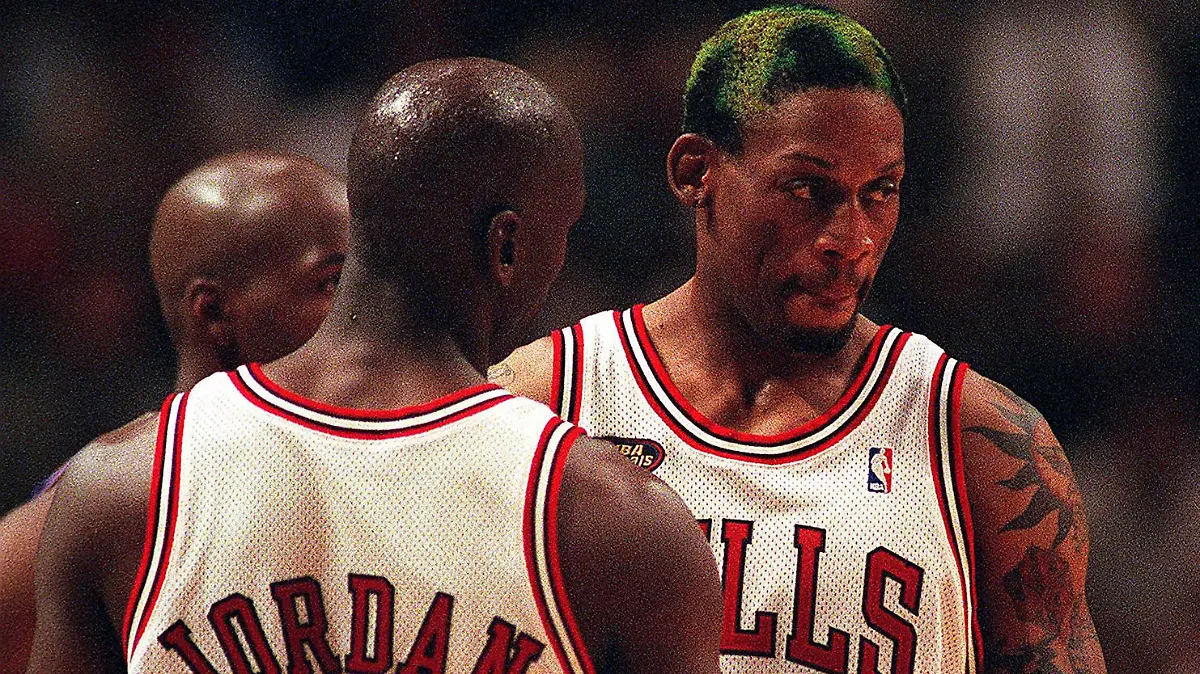Michael Jordan with Dennis Rodman during a playoff game in 1998. (NUCCIO DINUZZO/Chicago Tribune/TNS)