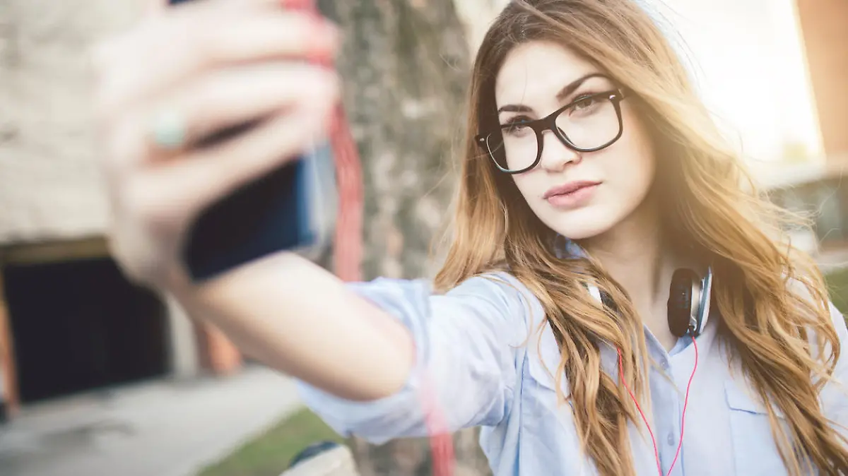 Frau mit großer Brille