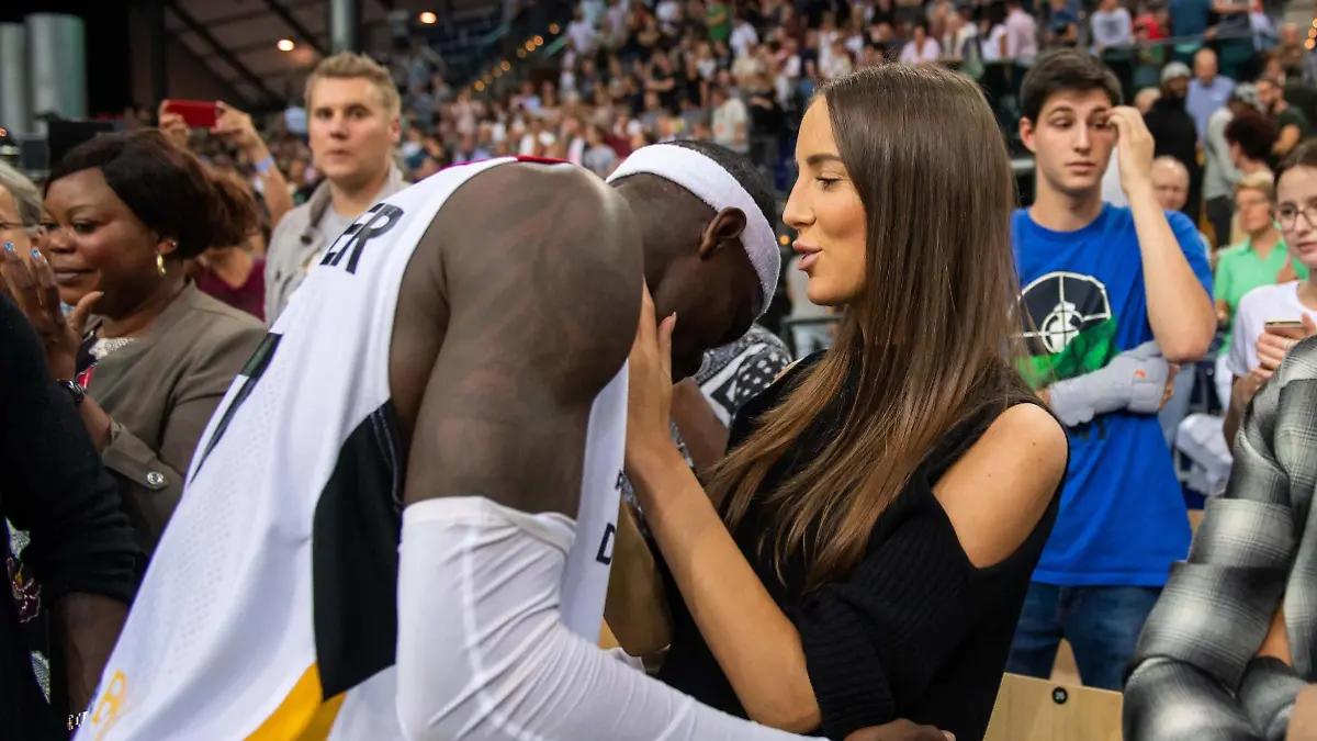 Dennis Schröder und seine Verlobte Ellen