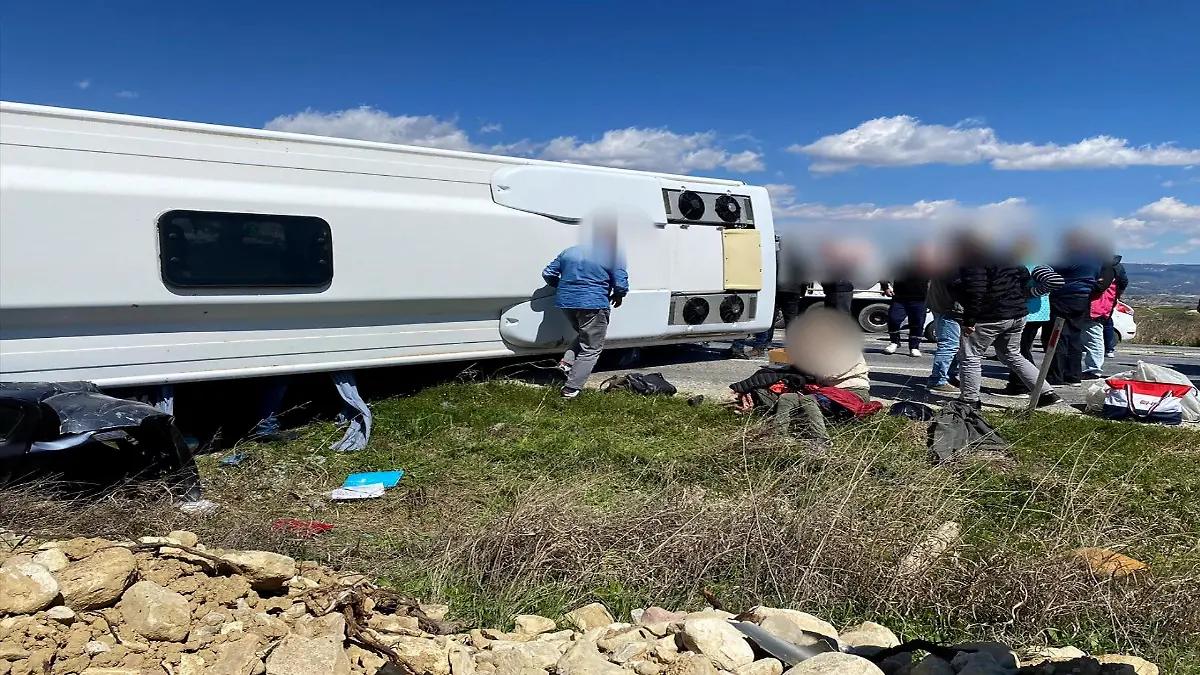 Bei einem Verkehrsunfall in der Türkei sind 24 Menschen verletzt und ein Autofahrer getötet worden.