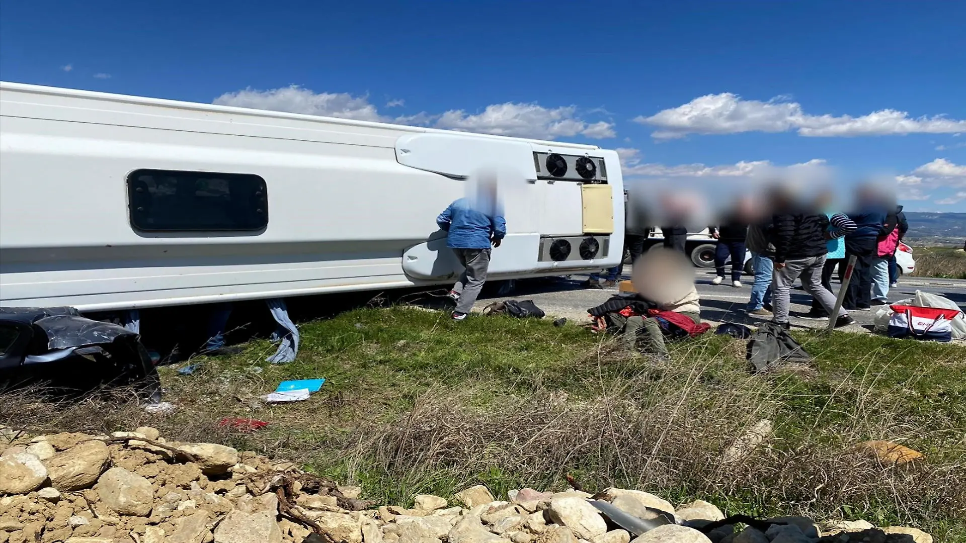 Bei einem Verkehrsunfall in der Türkei sind 24 Menschen verletzt und ein Autofahrer getötet worden.