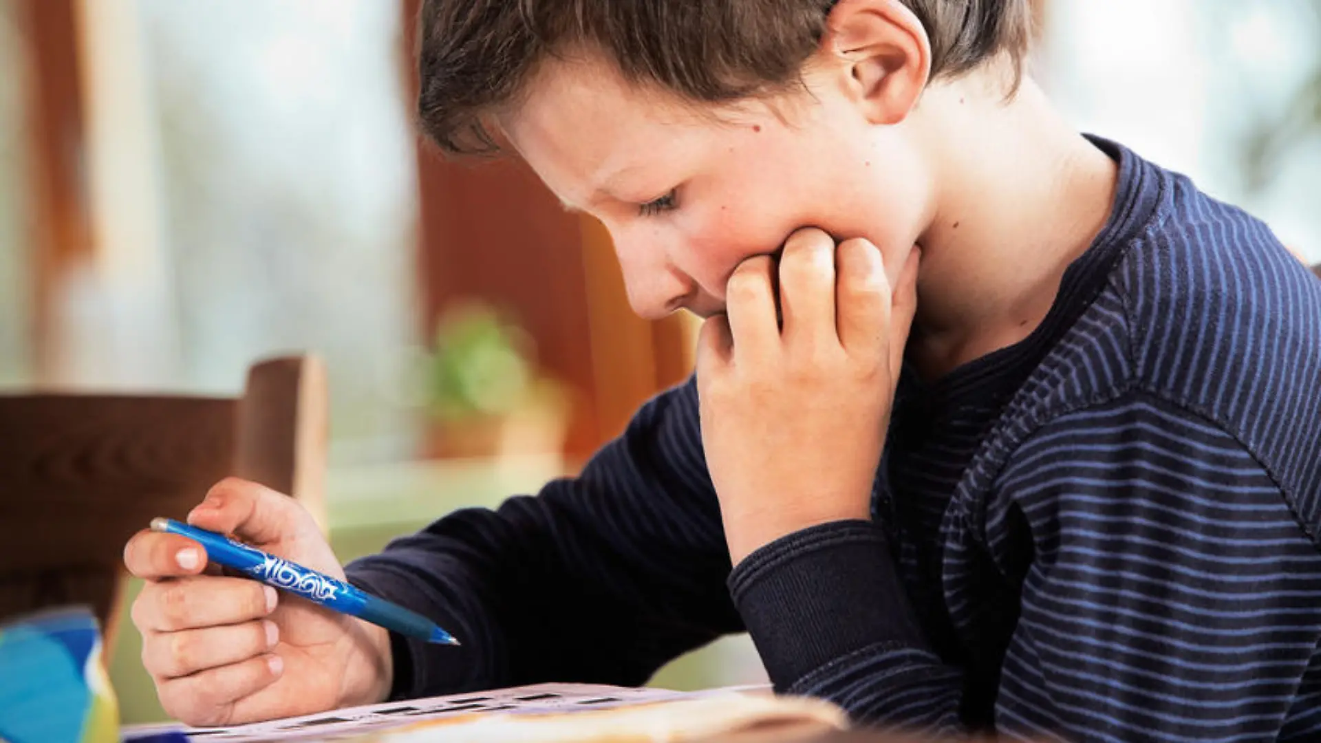 kind junge schule lernen hausaufgaben Fotolia 40385303 S.jpg