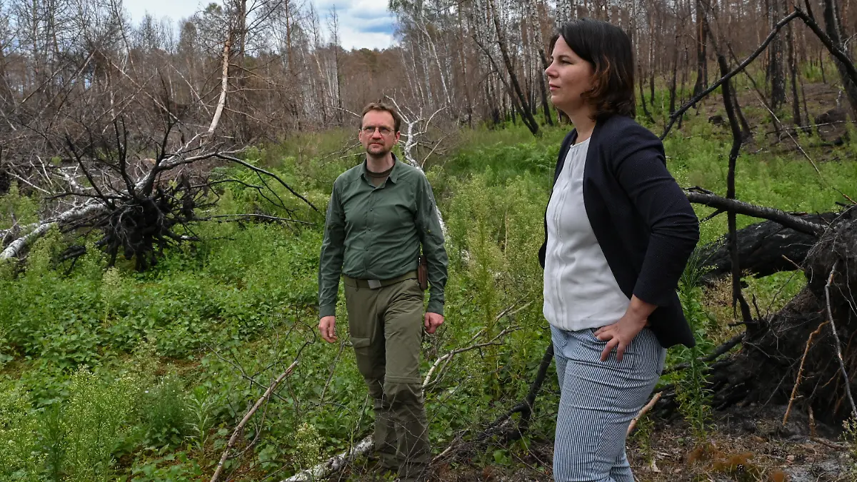 dpatopbilder - 04.08.2020, Brandenburg, Lieberose: Andreas Meißner, Geschäftsführer der Stiftung Naturlandschaften, unterhält sich mit Annalena Baerbock, Bundesvorsitzende Bündnis 90/Die Grünen, am Rand eines verbrannten Moores in der Lieberoser Heide. Im Südosten von Brandenburg besuchte Annalena Baerbock das vom Waldbrand betroffene Gebiet in der Lieberoser Heide und verschaffte sich einen Überblick über die aktuelle Situation, welche aufgrund der Monitionsbelastung der Böden und des stark brennenden Torfes der Moorgebiete eine besonders schwierige Herausforderung darstellt. Foto: Patrick Pleul/dpa-Zentralbild/ZB +++ dpa-Bildfunk +++