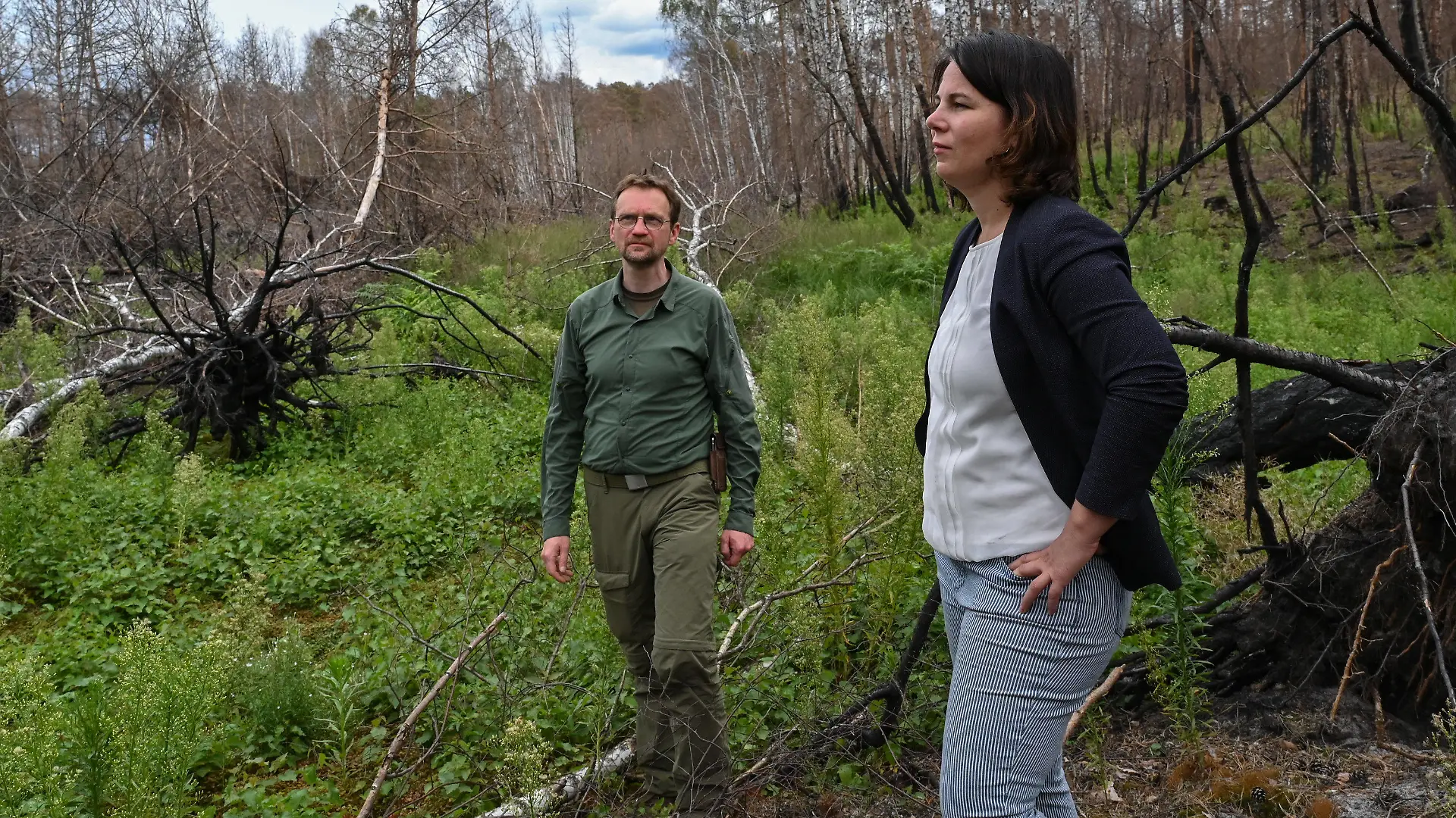 dpatopbilder - 04.08.2020, Brandenburg, Lieberose: Andreas Meißner, Geschäftsführer der Stiftung Naturlandschaften, unterhält sich mit Annalena Baerbock, Bundesvorsitzende Bündnis 90/Die Grünen, am Rand eines verbrannten Moores in der Lieberoser Heide. Im Südosten von Brandenburg besuchte Annalena Baerbock das vom Waldbrand betroffene Gebiet in der Lieberoser Heide und verschaffte sich einen Überblick über die aktuelle Situation, welche aufgrund der Monitionsbelastung der Böden und des stark brennenden Torfes der Moorgebiete eine besonders schwierige Herausforderung darstellt. Foto: Patrick Pleul/dpa-Zentralbild/ZB +++ dpa-Bildfunk +++