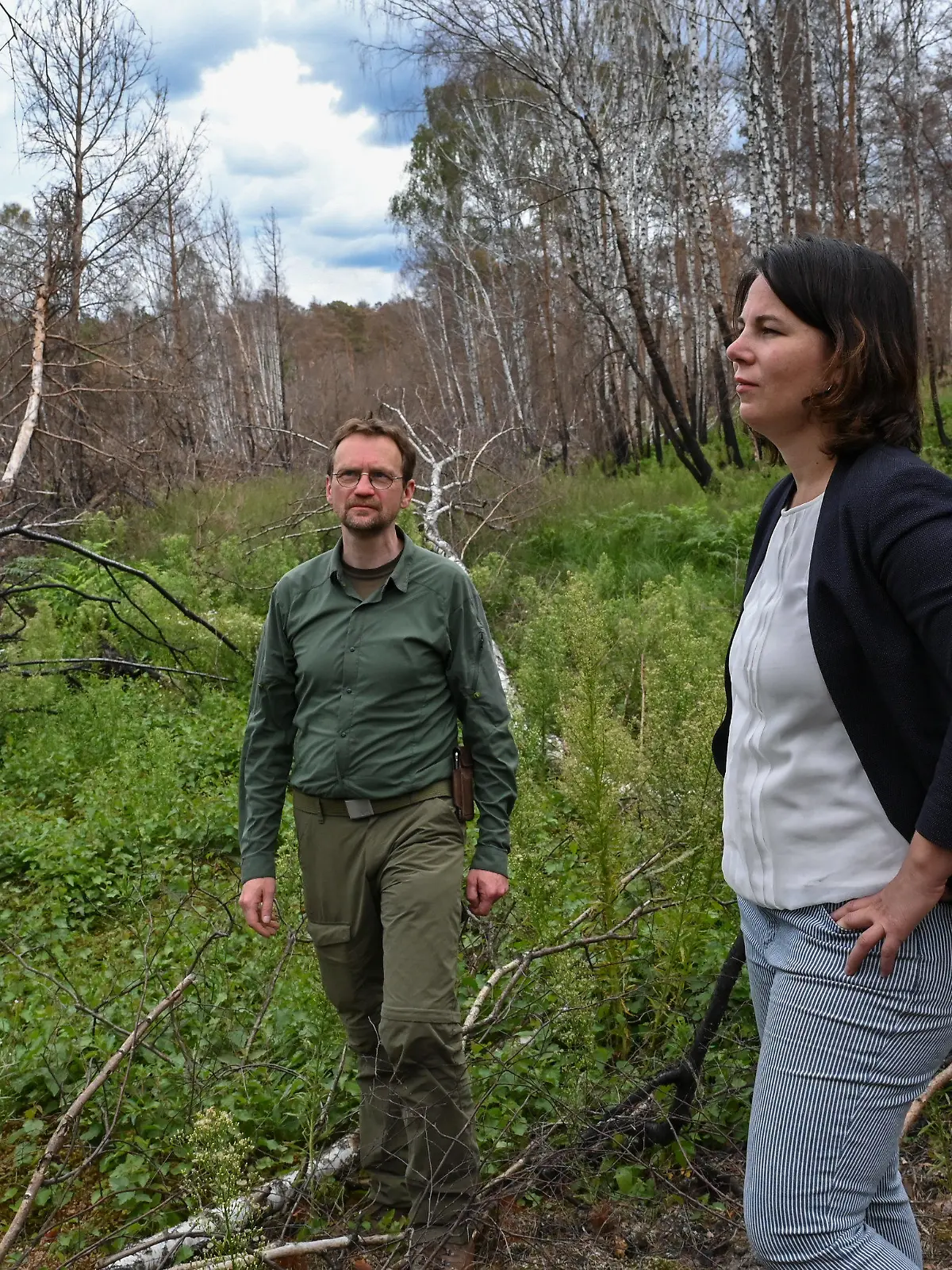 dpatopbilder - 04.08.2020, Brandenburg, Lieberose: Andreas Meißner, Geschäftsführer der Stiftung Naturlandschaften, unterhält sich mit Annalena Baerbock, Bundesvorsitzende Bündnis 90/Die Grünen, am Rand eines verbrannten Moores in der Lieberoser Heide. Im Südosten von Brandenburg besuchte Annalena Baerbock das vom Waldbrand betroffene Gebiet in der Lieberoser Heide und verschaffte sich einen Überblick über die aktuelle Situation, welche aufgrund der Monitionsbelastung der Böden und des stark brennenden Torfes der Moorgebiete eine besonders schwierige Herausforderung darstellt. Foto: Patrick Pleul/dpa-Zentralbild/ZB +++ dpa-Bildfunk +++
