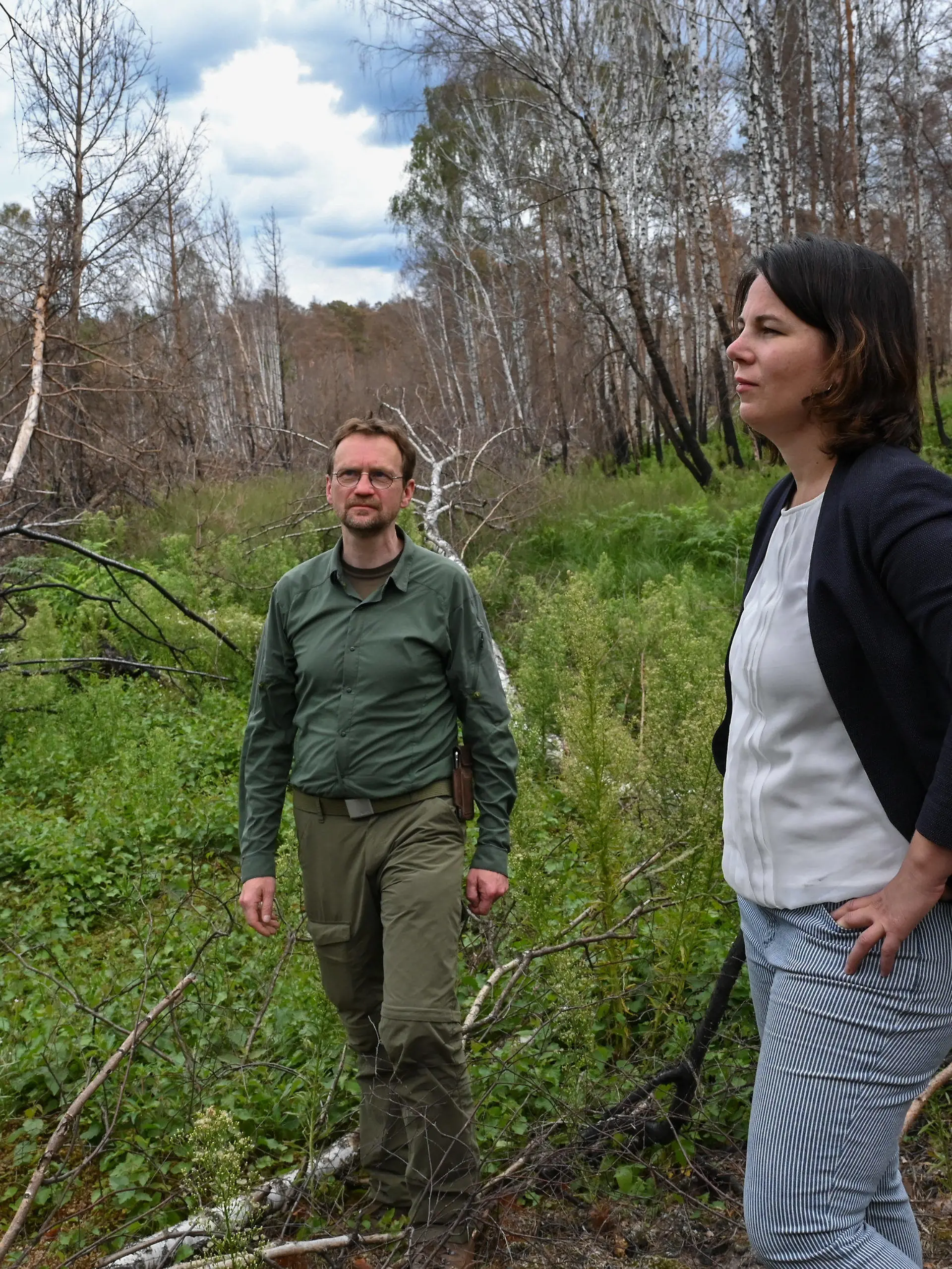 dpatopbilder - 04.08.2020, Brandenburg, Lieberose: Andreas Meißner, Geschäftsführer der Stiftung Naturlandschaften, unterhält sich mit Annalena Baerbock, Bundesvorsitzende Bündnis 90/Die Grünen, am Rand eines verbrannten Moores in der Lieberoser Heide. Im Südosten von Brandenburg besuchte Annalena Baerbock das vom Waldbrand betroffene Gebiet in der Lieberoser Heide und verschaffte sich einen Überblick über die aktuelle Situation, welche aufgrund der Monitionsbelastung der Böden und des stark brennenden Torfes der Moorgebiete eine besonders schwierige Herausforderung darstellt. Foto: Patrick Pleul/dpa-Zentralbild/ZB +++ dpa-Bildfunk +++