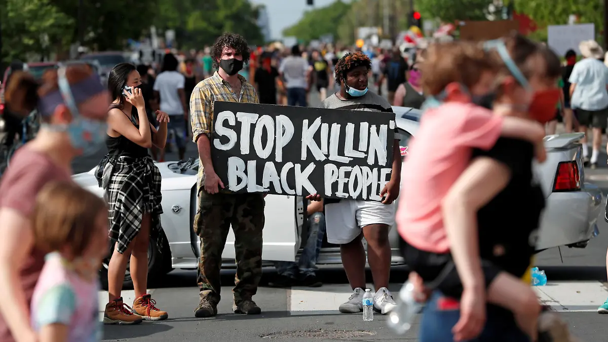 Protesters gather at the scene where George Floyd, an unarmed black man, was pinned down by a police officer kneeling on his neck before later dying in hospital in Minneapolis, Minnesota, U.S. May 26, 2020. REUTERS/Eric Miller TPX IMAGES OF THE DAY