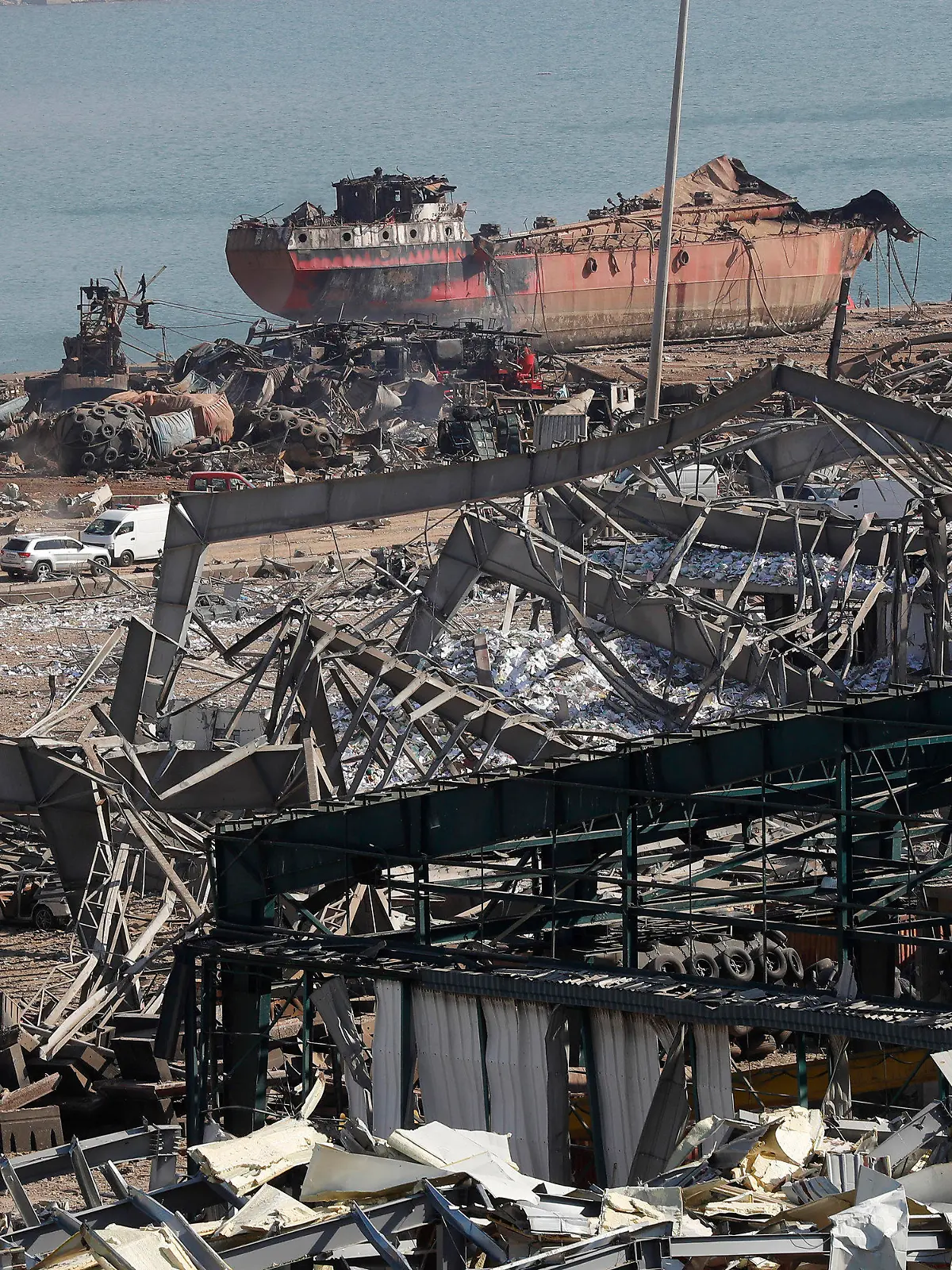 05.08.2020, Libanon, Beirut: Schutt und Trümmer liegen am Ort nach einer massiven Explosion im Hafen von Beirut. Foto: Hussein Malla/AP/dpa +++ dpa-Bildfunk +++