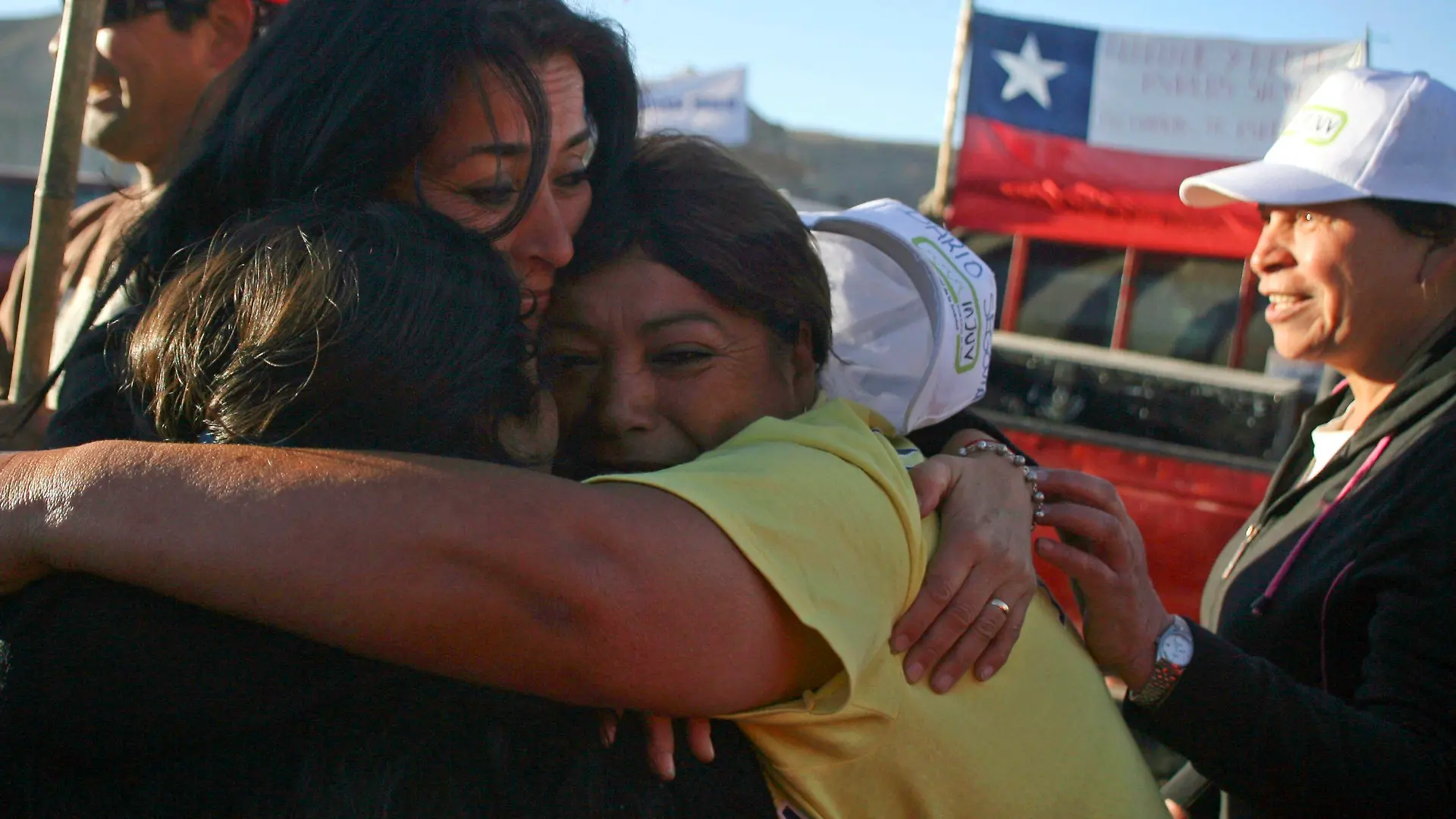 A picture dated 22 August 2010 shows Chilean relatives waiting outside a collapsed mine where about 33 miners are trapped in Copiapo, Chile. Relatives celebrated the arrival of a probe to where the trapped miners are supposed to be. Photo: Hector Retamal/dpa +++(c) dpa - Bildfunk+++