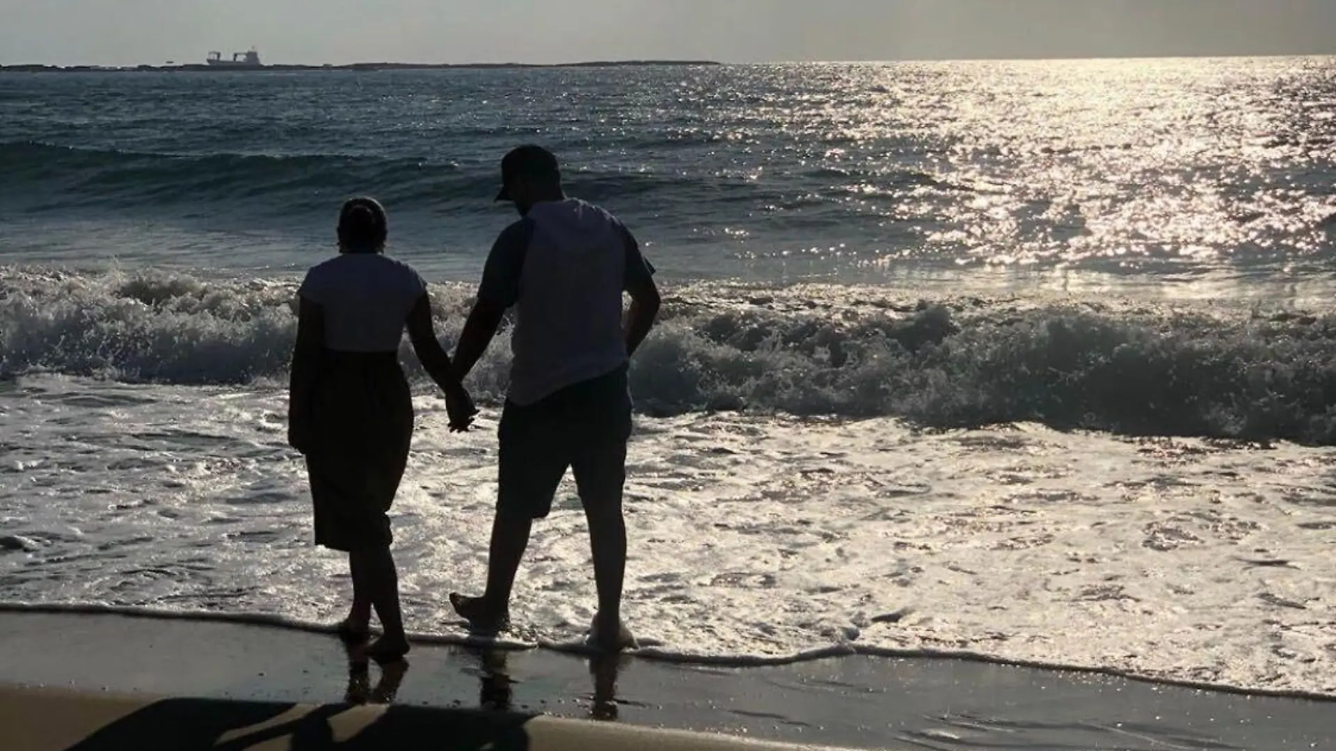 Jasmin Omeirat und ihr Freund am Strand