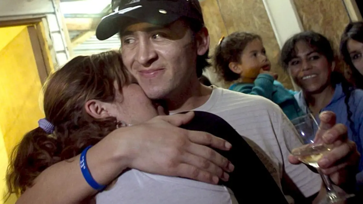 Chilean miner Ariel Ticona hugs his wife, Elizabeth Segovia, as he arrives to his home after leaving the Copiapo's Hospital in Copiapo, Chile, after being discharged by the medical institution on 15 October 2010. Gomez was one of the 33 miners who were trapped for 70 days at the San Jose mine. EPA/Claudio Reyes (recropped version) +++(c) dpa - Bildfunk+++