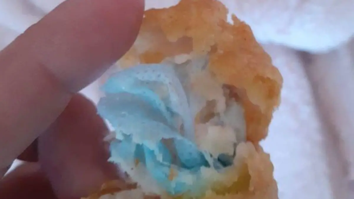 Teile einer Gesichtsmaske sind in einem Chicken Mc Nugget