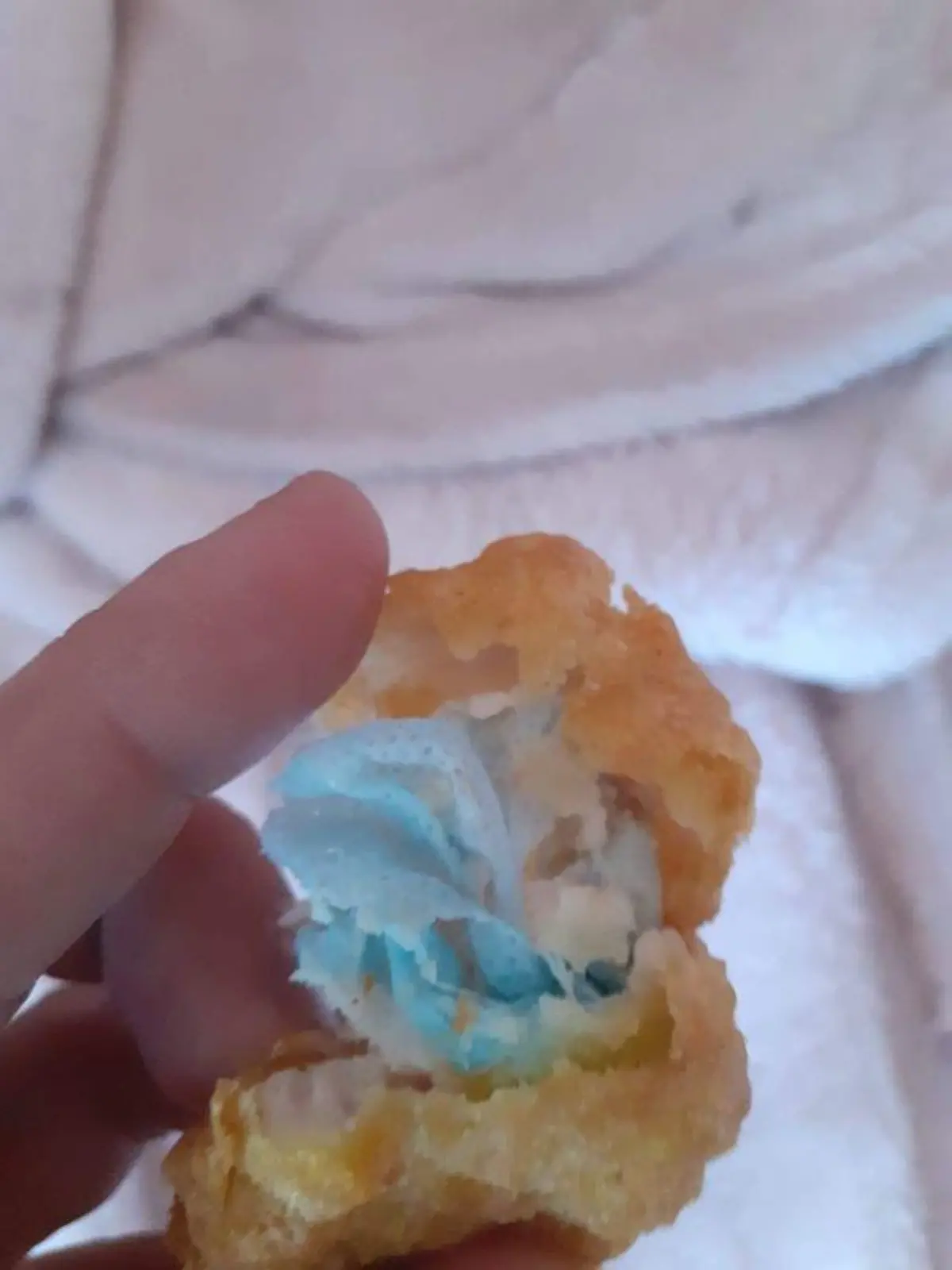 Teile einer Gesichtsmaske sind in einem Chicken Mc Nugget