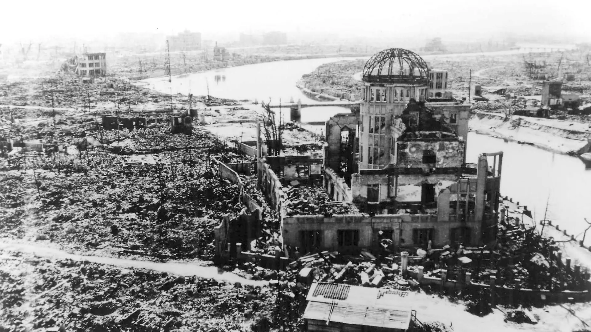 ARCHIV - 05.08.1945, Japan, Hiroshima: Das Handout des Hiroshima Peace Memorial Museums zeigt die Atombombenkuppel von Hiroshima, die vom US-Militär nach dem Atombombenabwurf fotografiert wurde. Das Gebäude, ursprünglich die Industrieförderungshalle der Präfektur Hiroshima, lag nur 160 Meter nordwestlich des Hypozentrums. Die Skelettstruktur der Kuppel, die über die Ruinen der Stadt ragte, war ein auffälliges Wahrzeichen und wurde zur Gedenkstätte für den ersten kriegerischen Einsatz einer Atombombe. (zu dpa «Wenn die Erinnerungen verblassen: 75 Jahre nach Hiroshima») Foto: epa/PEACE_MEMORIAL_MUSEUM/dpa - ACHTUNG: Nur zur redaktionellen Verwendung im Zusammenhang mit der aktuellen Berichterstattung und nur mit vollständiger Nennung des vorstehenden Credits +++ dpa-Bildfunk +++