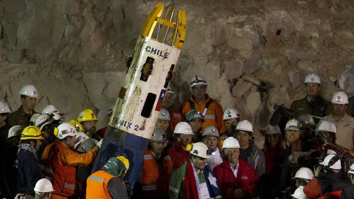 The last of the 33 rescued miners, Luis Urzua (C) greets the Chielean president Sebastian Pinera (C Right) after arriving to the surface during the rescue operation taking place at the San Jose mine near Copiapo, Chile, on 13 October 2010. EPA/CEZARO DE LUCA +++(c) dpa - Bildfunk+++