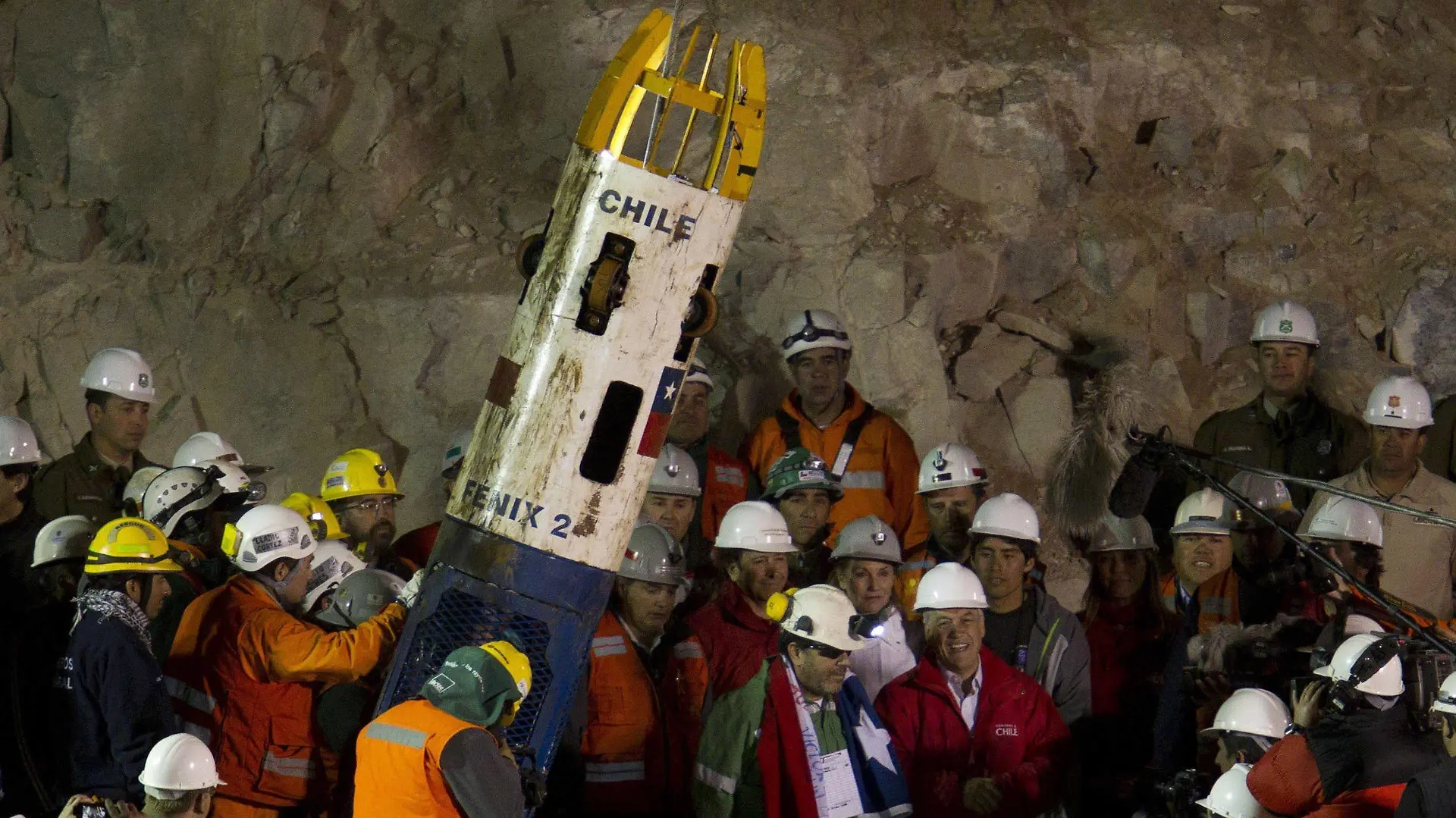 The last of the 33 rescued miners, Luis Urzua (C) greets the Chielean president Sebastian Pinera (C Right) after arriving to the surface during the rescue operation taking place at the San Jose mine near Copiapo, Chile, on 13 October 2010. EPA/CEZARO DE LUCA +++(c) dpa - Bildfunk+++