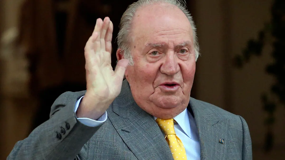 ARCHIV - 10.03.2018, Chile, Santiago: Juan Carlos, ehemaliger König von Spanien, winkt bei seiner Ankunft an der Academia Diplomatica von Chile. (zu dpa-Korr "Wo ist Juan Carlos?» - Spaniens Altkönig untergetaucht") Foto: Esteban Felix/AP/dpa +++ dpa-Bildfunk +++