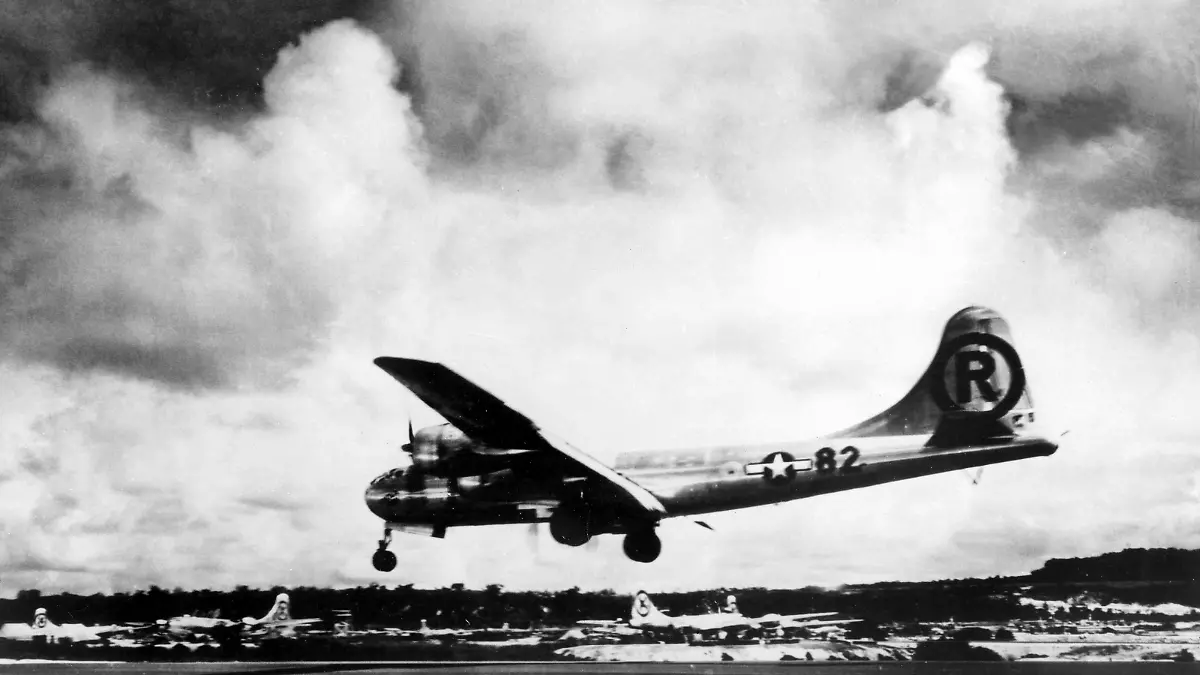 The Boeing B-29 superfortress 'Enola Gay' landing after the atomic bombing raid on Hiroshima, Japan, August 6 1945. Date: 1945. Compulsory Credit: De Agostini/Photoshot/UPPA +++(c) dpa - Report+++