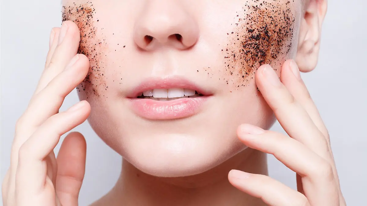 Kaffee-Peeling im Gesicht