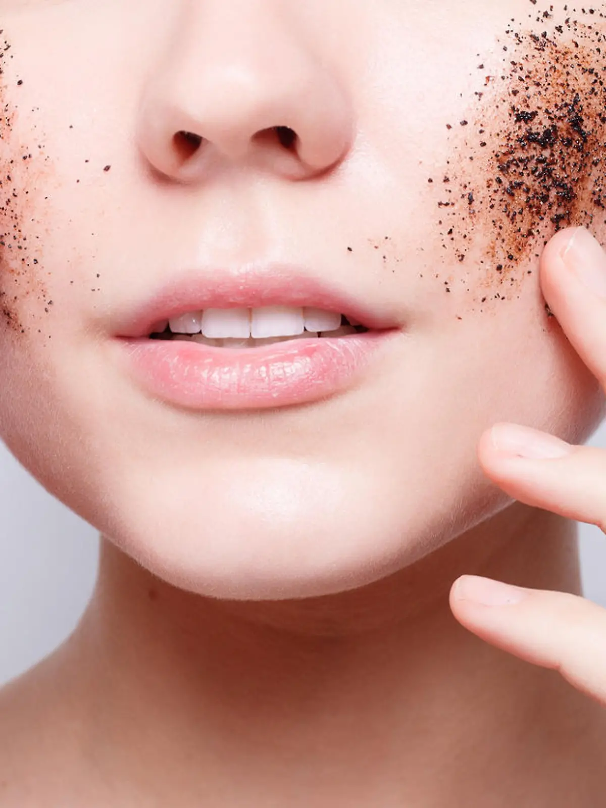 Kaffee-Peeling im Gesicht