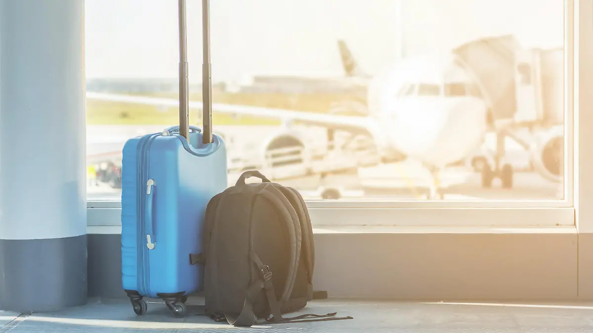 Nur ein Gepäckstück oder doch zwei? Wir erklären, wie es bei den Airlines geregelt wird.