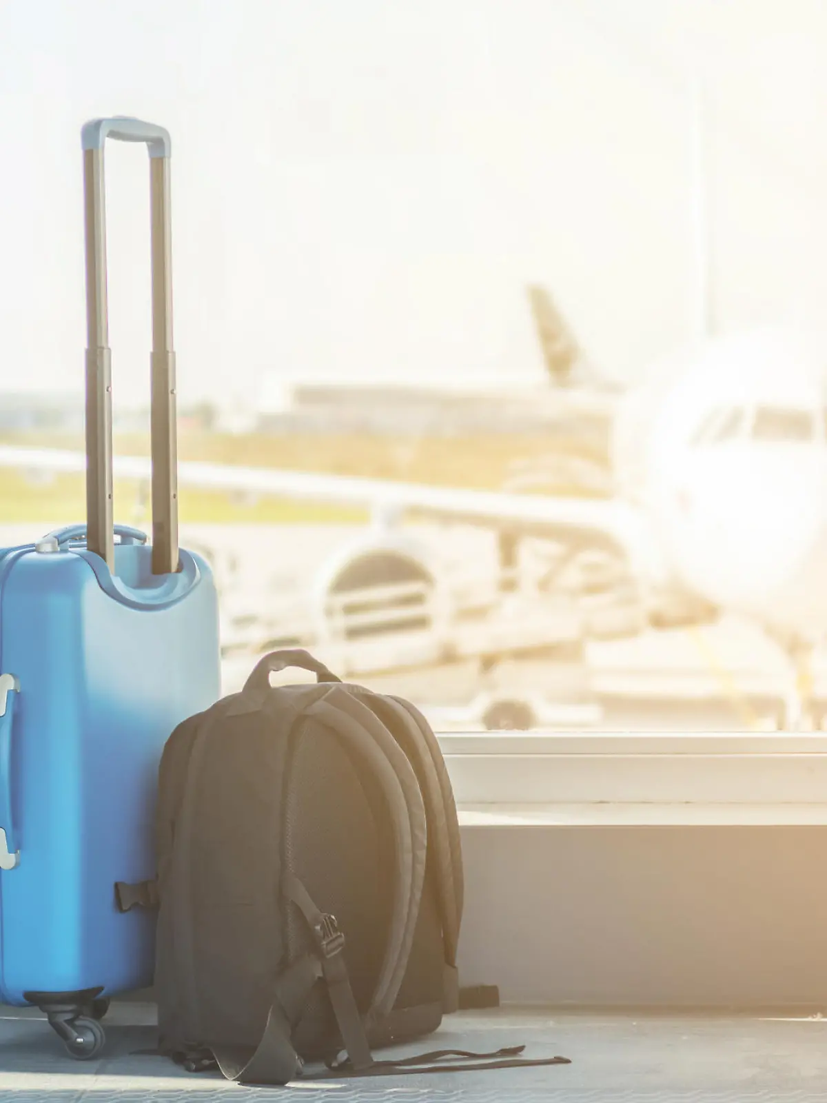 Nur ein Gepäckstück oder doch zwei? Wir erklären, wie es bei den Airlines geregelt wird.