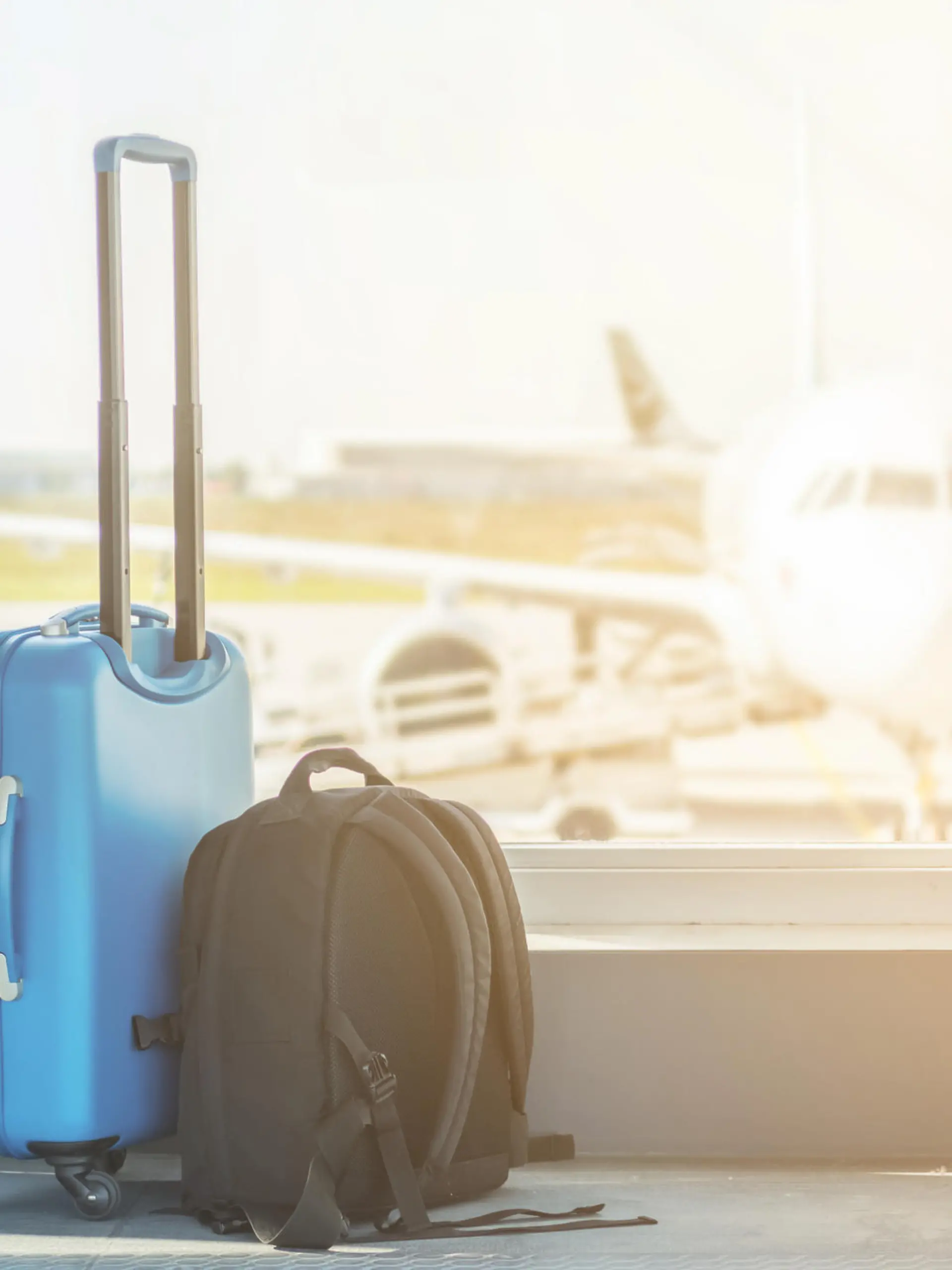 Nur ein Gepäckstück oder doch zwei? Wir erklären, wie es bei den Airlines geregelt wird.