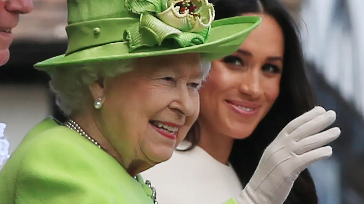 Queen Elizabeth nutzt die Instagram-Trends von heute, um Herzogin Meghan zum Geburtstag zu gratulieren, denn sie postet ein "Throwback"-Foto.