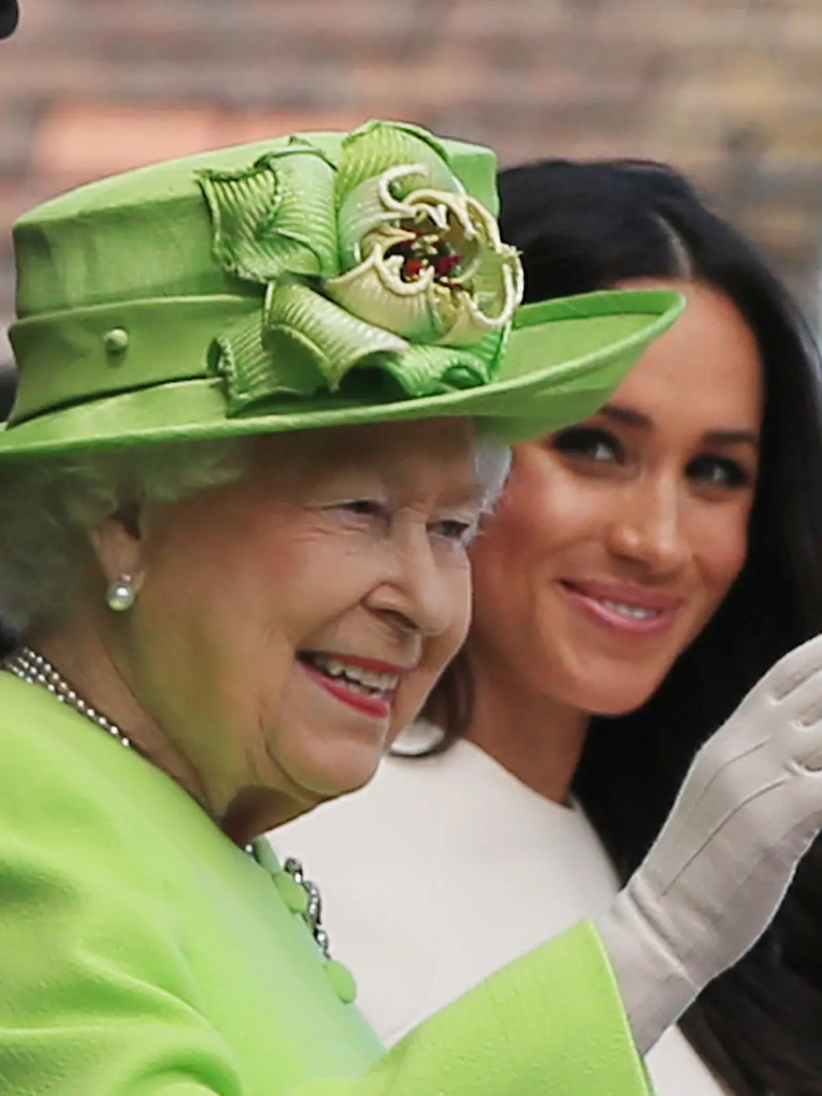 Queen Elizabeth nutzt die Instagram-Trends von heute, um Herzogin Meghan zum Geburtstag zu gratulieren, denn sie postet ein "Throwback"-Foto.