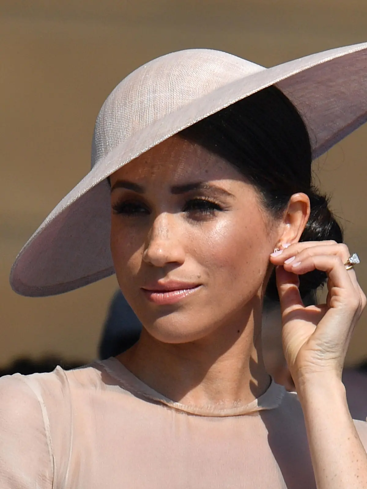 dpatopbilder - 22.05.2018, Großbritannien, London: Herzogin Meghan kommt zu einem Gartenfest im Buckingham Palace. Es ist der erste öffentliche Auftritt von Herzogin Meghan nach ihrer Hochzeit mit Prinz Harry am 19. Mai. Foto: Dominic Lipinski/PA Wire/dpa +++ dpa-Bildfunk +++