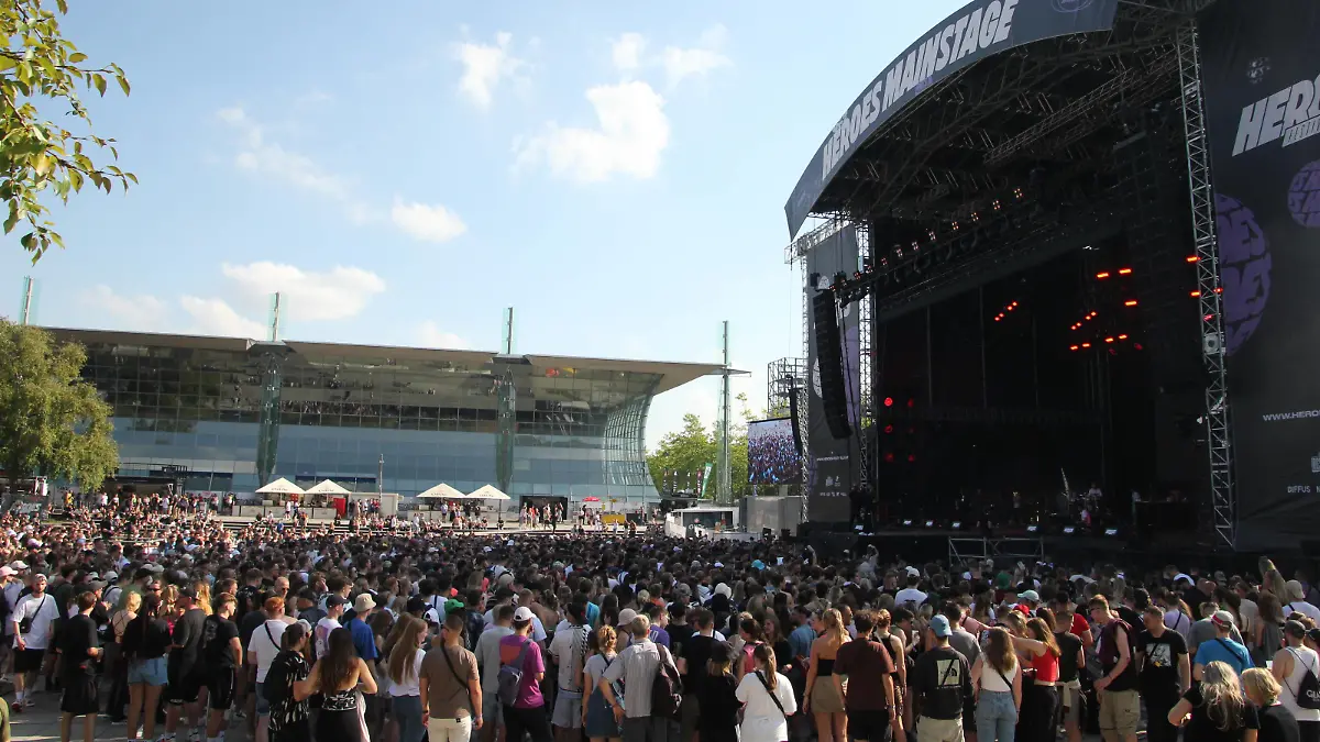 20.000 bei HEROES Festival: Großartiger Abriss in Hannover Das Heroes Festival zeigt bei purer Hitze am 18. und 19. August auf der Expo-Plaza in Hannover die ganze Bandbreite des Deutschen Hip-Hop. PA Sports, Sido, Raf Camora und Bonez MC der 187 STrassenbande. Vielen weiteren Acts verspricht die Premiere am neuen Standort im Norden ein großartiger Abriss zu werden. Hannover Niedersachsen Deutschland *** 20 000 at HEROES Festival Great demolition in Hanover The Heroes Festival shows in pure heat on August 18 and 19 at the Expo Plaza in Hanover the whole range of German hip hop PA Sports, Sido, Raf Camora and Bonez MC of the 187 STrassenbande Many other acts promises to be the premiere at the new location in the north a great demolition H Copyright: xMartinxDziadekx