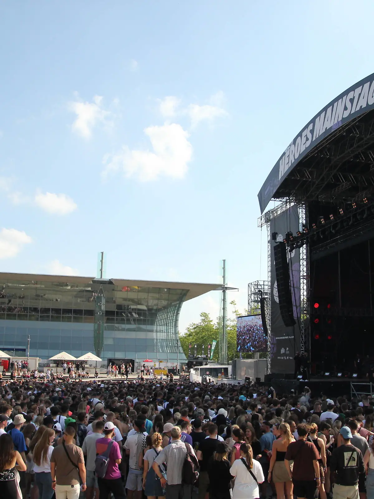 20.000 bei HEROES Festival: Großartiger Abriss in Hannover Das Heroes Festival zeigt bei purer Hitze am 18. und 19. August auf der Expo-Plaza in Hannover die ganze Bandbreite des Deutschen Hip-Hop. PA Sports, Sido, Raf Camora und Bonez MC der 187 STrassenbande. Vielen weiteren Acts verspricht die Premiere am neuen Standort im Norden ein großartiger Abriss zu werden. Hannover Niedersachsen Deutschland *** 20 000 at HEROES Festival Great demolition in Hanover The Heroes Festival shows in pure heat on August 18 and 19 at the Expo Plaza in Hanover the whole range of German hip hop PA Sports, Sido, Raf Camora and Bonez MC of the 187 STrassenbande Many other acts promises to be the premiere at the new location in the north a great demolition H Copyright: xMartinxDziadekx