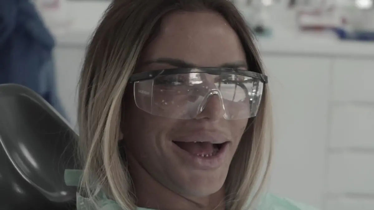 Katie Price zeigt sich auf ihrem YouTube-Channel ohne Veneers.