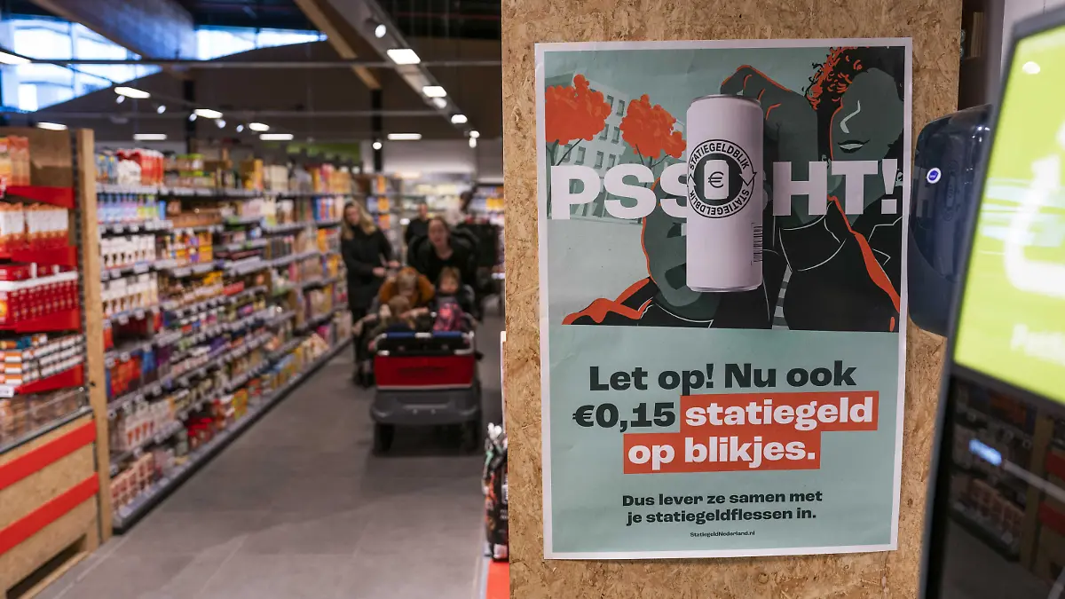 2023-03-27 10:26:32 ALMERE - Ein Pfandlogo auf Dosen in einem Supermarkt. Die Einführung eines Pfands muss verhindern, dass Dosen in der Natur weggeworfen werden. Die Maßnahme soll auch das Recycling verbessern. ANP JEROEN JUMELET