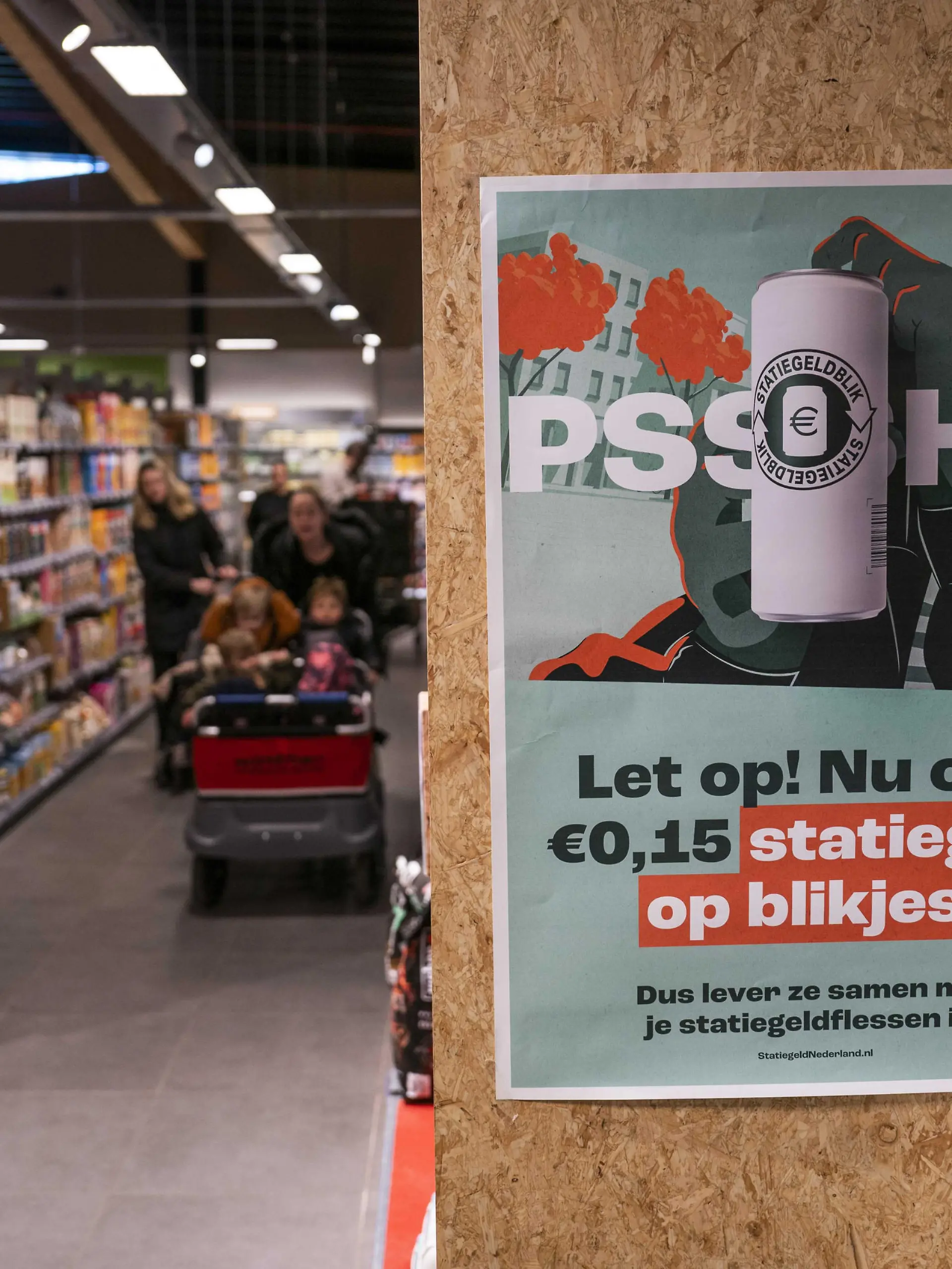 2023-03-27 10:26:32 ALMERE - Ein Pfandlogo auf Dosen in einem Supermarkt. Die Einführung eines Pfands muss verhindern, dass Dosen in der Natur weggeworfen werden. Die Maßnahme soll auch das Recycling verbessern. ANP JEROEN JUMELET
