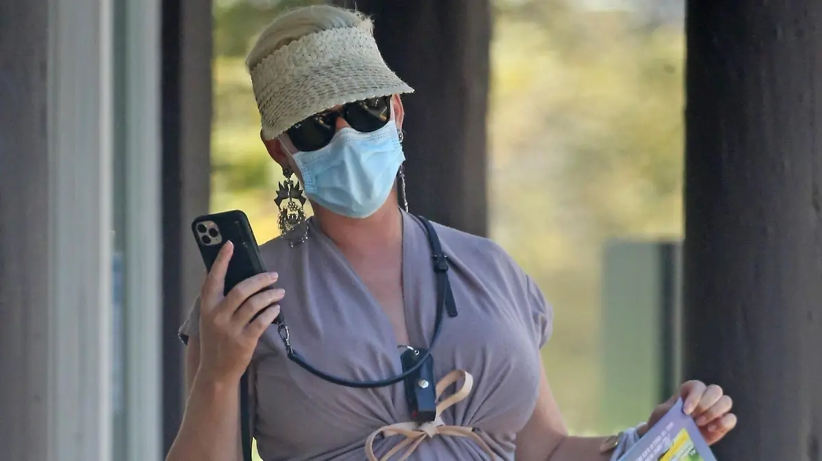 Katy Perry trägt ein Pfefferspray um den Hals, als sie dabei gesichtet wird, Einkäufe zu erledigen.