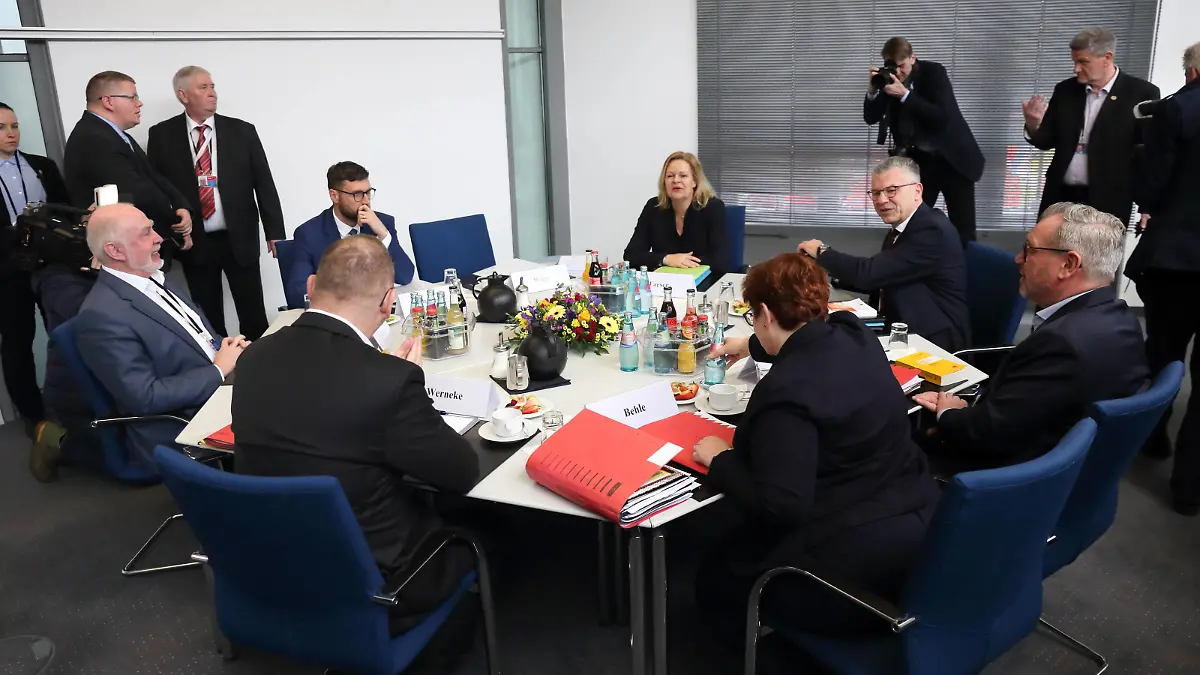 Bundesinnenministerin Nancy Faeser SPD, Werner Gatzer Staatssekretär Bundesfinanzministerium, Oliver Bandosz Bereichsleiter Tarifpolitik öffentlicher Dienst bei Vereinte Dienstleistungsgewerkschaft Verdi, Christine Behle stellvertretende Vorsitzende Vereinte Dienstleistungsgewerkschaft Verdi, Frank Werneke Vorsitzender Vereinte Dienstleistungsgewerkschaft Verdi, Ulrich Silberbach Vorsitzender DBB Beamtenbund und Tarifunion und Niklas Benrath Hauptgeschäftsführer Vereinigung der kommunalen Arbeitgeberverbände VKA, im Uhrzeigersinn, sitzen am Verhandlungstisch zu Beginn der dritten Runde der Tarifverhandlungen für den öffentlichen Dienst von Bund und Kommunen im Kongresshotel in Potsdam, 27. März 2023. Gewerkschaften for