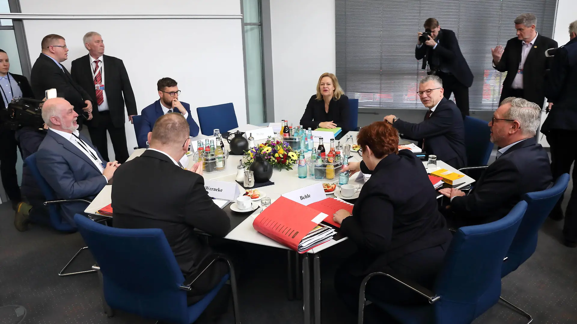 Bundesinnenministerin Nancy Faeser SPD, Werner Gatzer Staatssekretär Bundesfinanzministerium, Oliver Bandosz Bereichsleiter Tarifpolitik öffentlicher Dienst bei Vereinte Dienstleistungsgewerkschaft Verdi, Christine Behle stellvertretende Vorsitzende Vereinte Dienstleistungsgewerkschaft Verdi, Frank Werneke Vorsitzender Vereinte Dienstleistungsgewerkschaft Verdi, Ulrich Silberbach Vorsitzender DBB Beamtenbund und Tarifunion und Niklas Benrath Hauptgeschäftsführer Vereinigung der kommunalen Arbeitgeberverbände VKA, im Uhrzeigersinn, sitzen am Verhandlungstisch zu Beginn der dritten Runde der Tarifverhandlungen für den öffentlichen Dienst von Bund und Kommunen im Kongresshotel in Potsdam, 27. März 2023. Gewerkschaften for