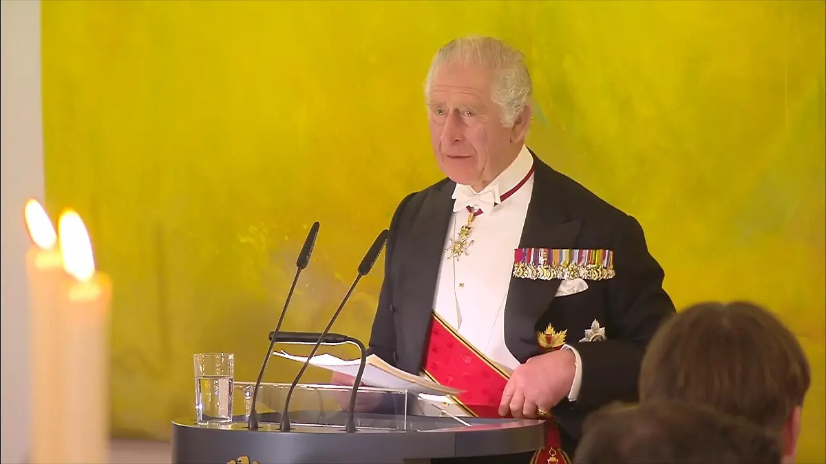 König Charles III. hält den Anfang seiner Rede auf Deutsch Royales Staatsbankett im Schloss Bellevue