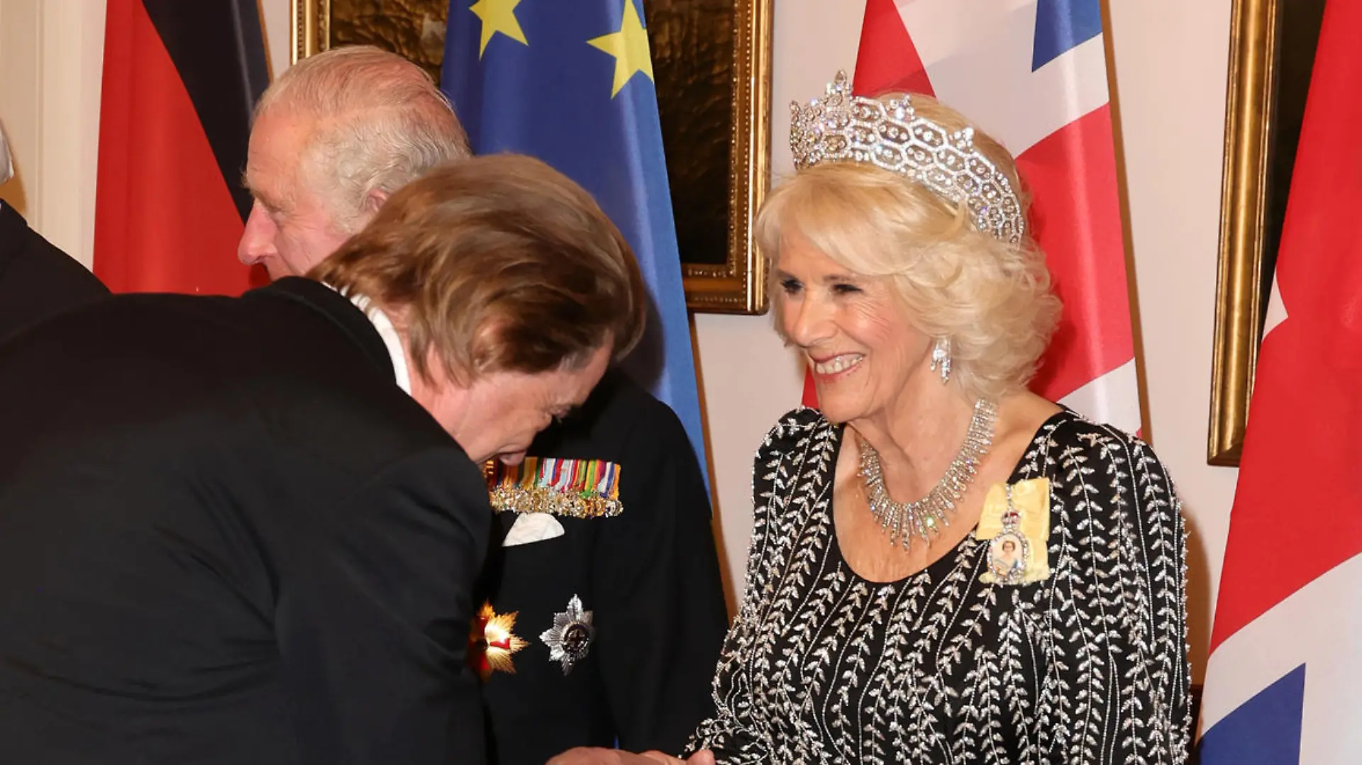 Defilee zum Staatsbankett auf Schloss Bellevue
/ 290323
*** BERLIN, GERMANY - MARCH 29: King Charles III, Camilla, Queen Consort and German President Frank-Walter Steinmeier greet Andreas Frege (Campino) during a state banquet defilee at Schloss Bellevue presidential palace on March 29, 2023 in Berlin, Germany. The King and The Queen Consort's first state visit to Germany is taking place in Berlin, Brandenburg and Hamburg from Wednesday, March 29th, to Friday, March 31st, 2023. The King and Queen Consort's state visit to France, which was scheduled for March 26th - 29th, has been postponed due to ongoing mass strikes and protests. ***