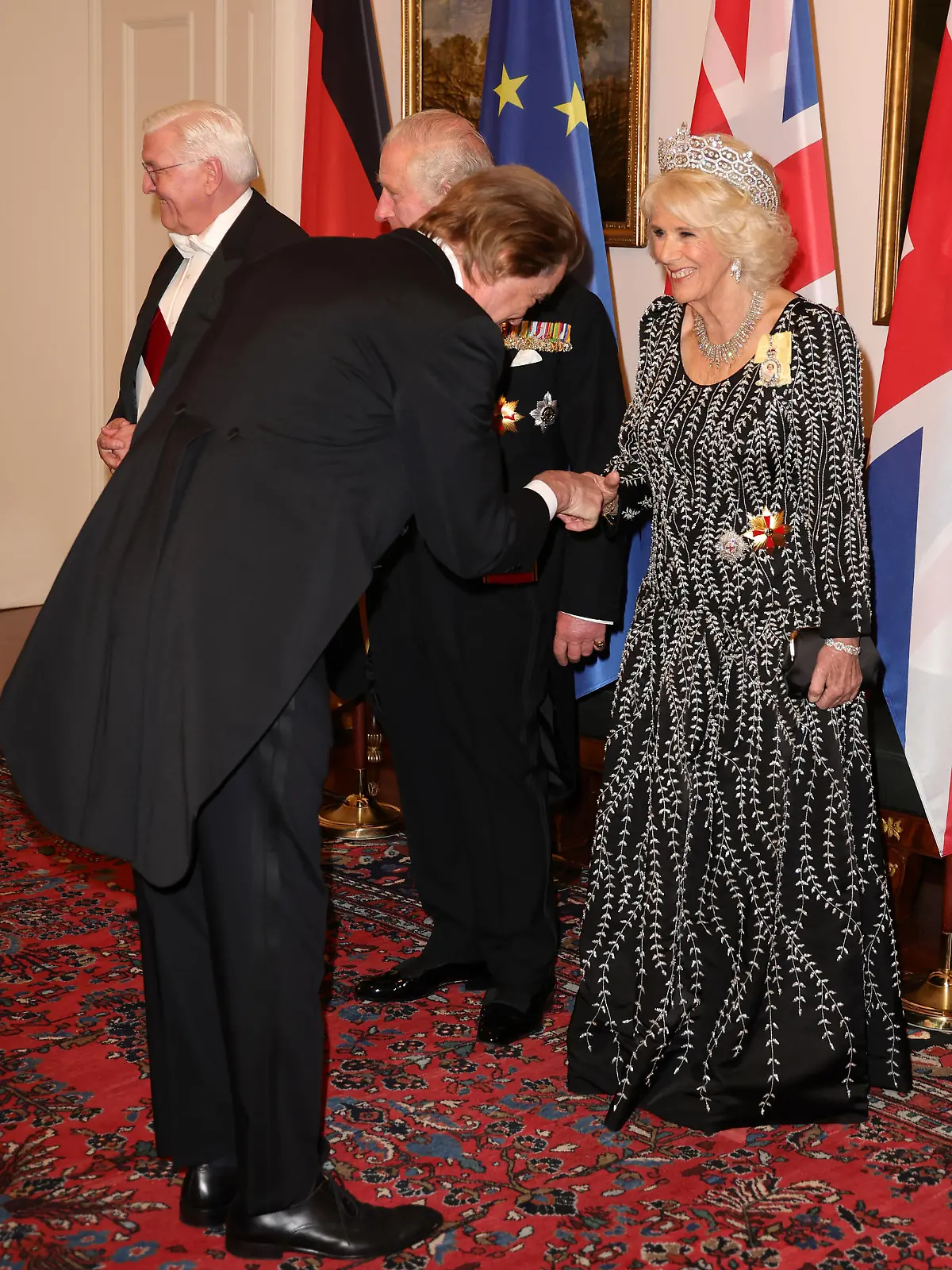 Defilee zum Staatsbankett auf Schloss Bellevue

/ 290323

*** BERLIN, GERMANY - MARCH 29: King Charles III, Camilla, Queen Consort and German President Frank-Walter Steinmeier greet Andreas Frege (Campino) during a state banquet defilee at Schloss Bellevue presidential palace on March 29, 2023 in Berlin, Germany. The King and The Queen Consort's first state visit to Germany is taking place in Berlin, Brandenburg and Hamburg from Wednesday, March 29th, to Friday, March 31st, 2023. The King and Queen Consort's state visit to France, which was scheduled for March 26th - 29th, has been postponed due to ongoing mass strikes and protests.  ***