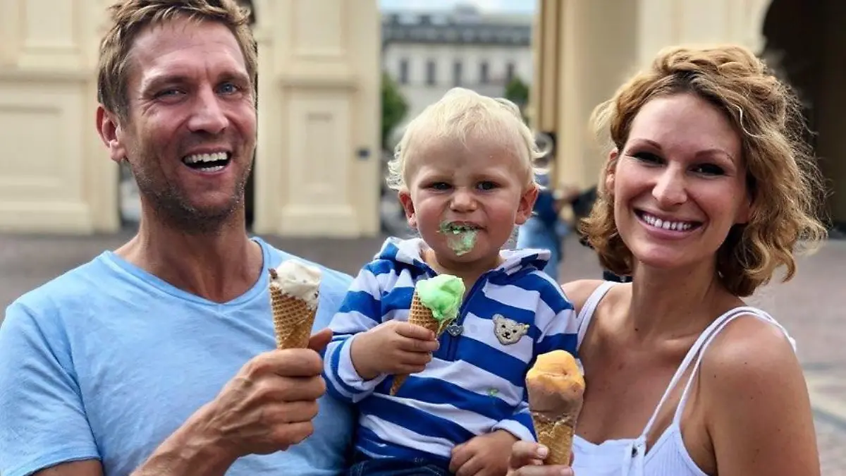 Janni und Peer mit Sohnemann Emil-Ocean beim Eis essen.