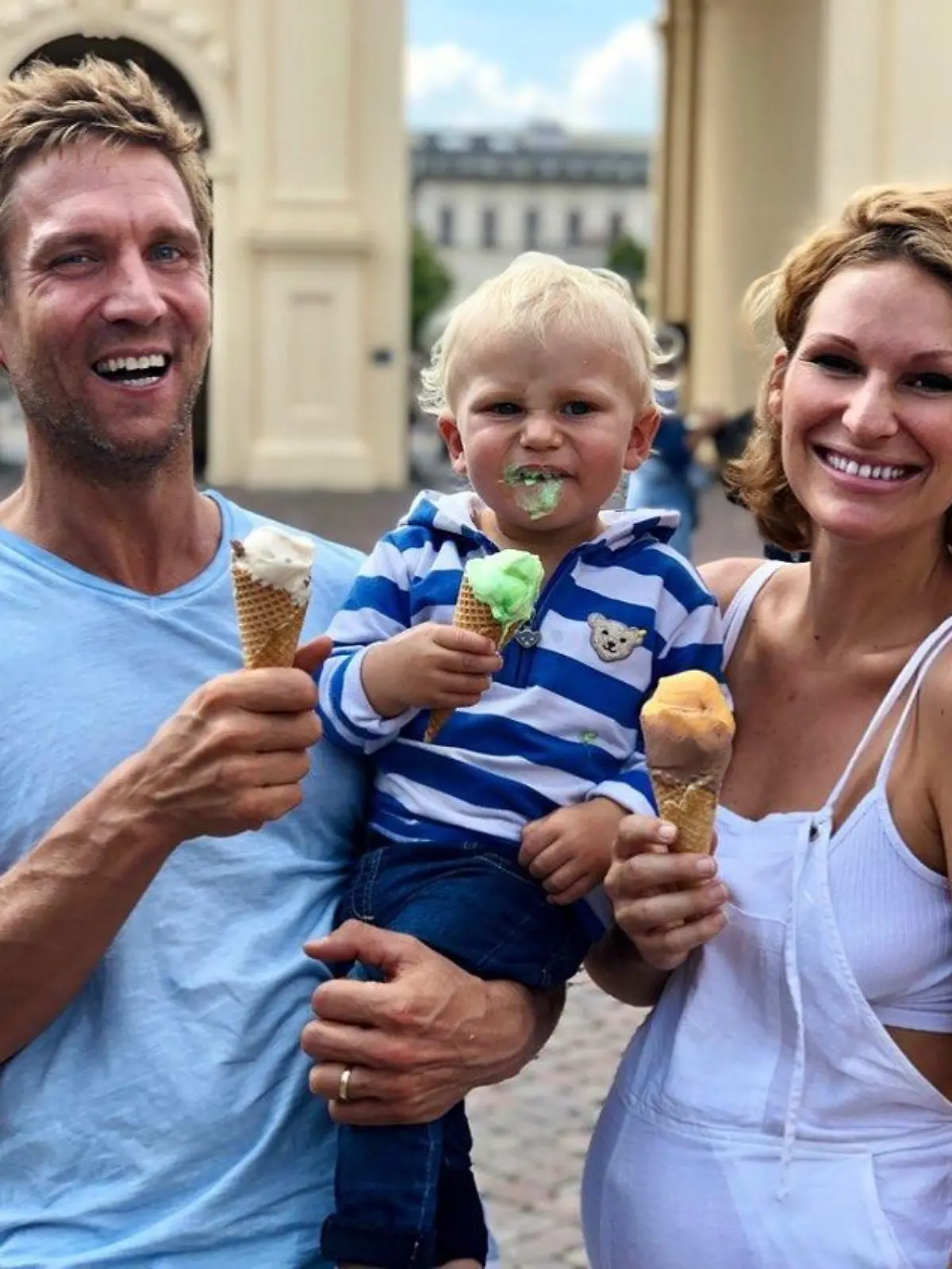 Janni und Peer mit Sohnemann Emil-Ocean beim Eis essen.