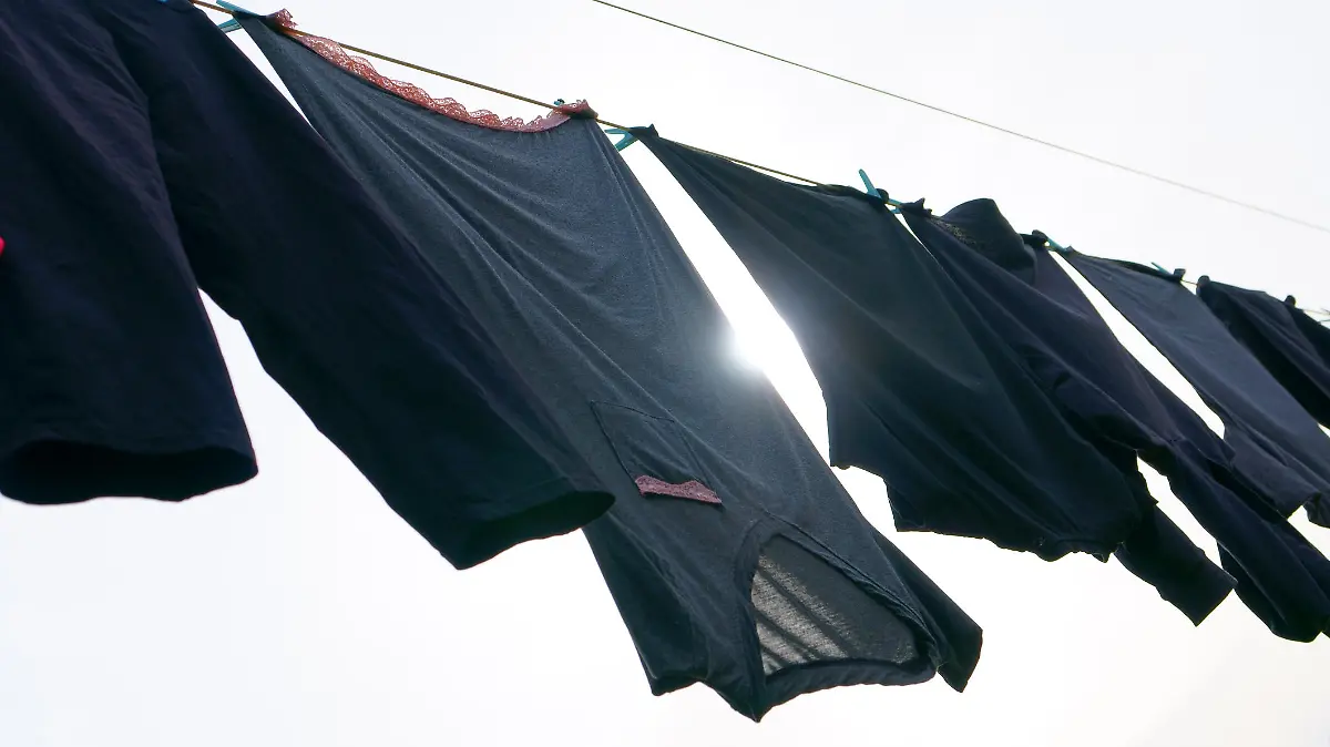 Dunkle Wäsche in der Sonne