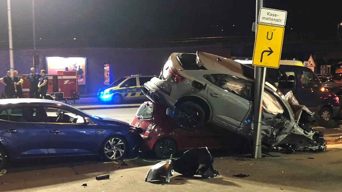 18.08.2023, Nordrhein-Westfalen, Köln: Unfallfahrzeuge türmen sich in der Innenstadt von Köln. Bei einem Unfall mit etwa zehn beteiligten Fahrzeugen sind am Freitagabend nach Angaben der Polizei wahrscheinlich mehrere Menschen verletzt worden. Foto: Petra Albers/dpa +++ dpa-Bildfunk +++