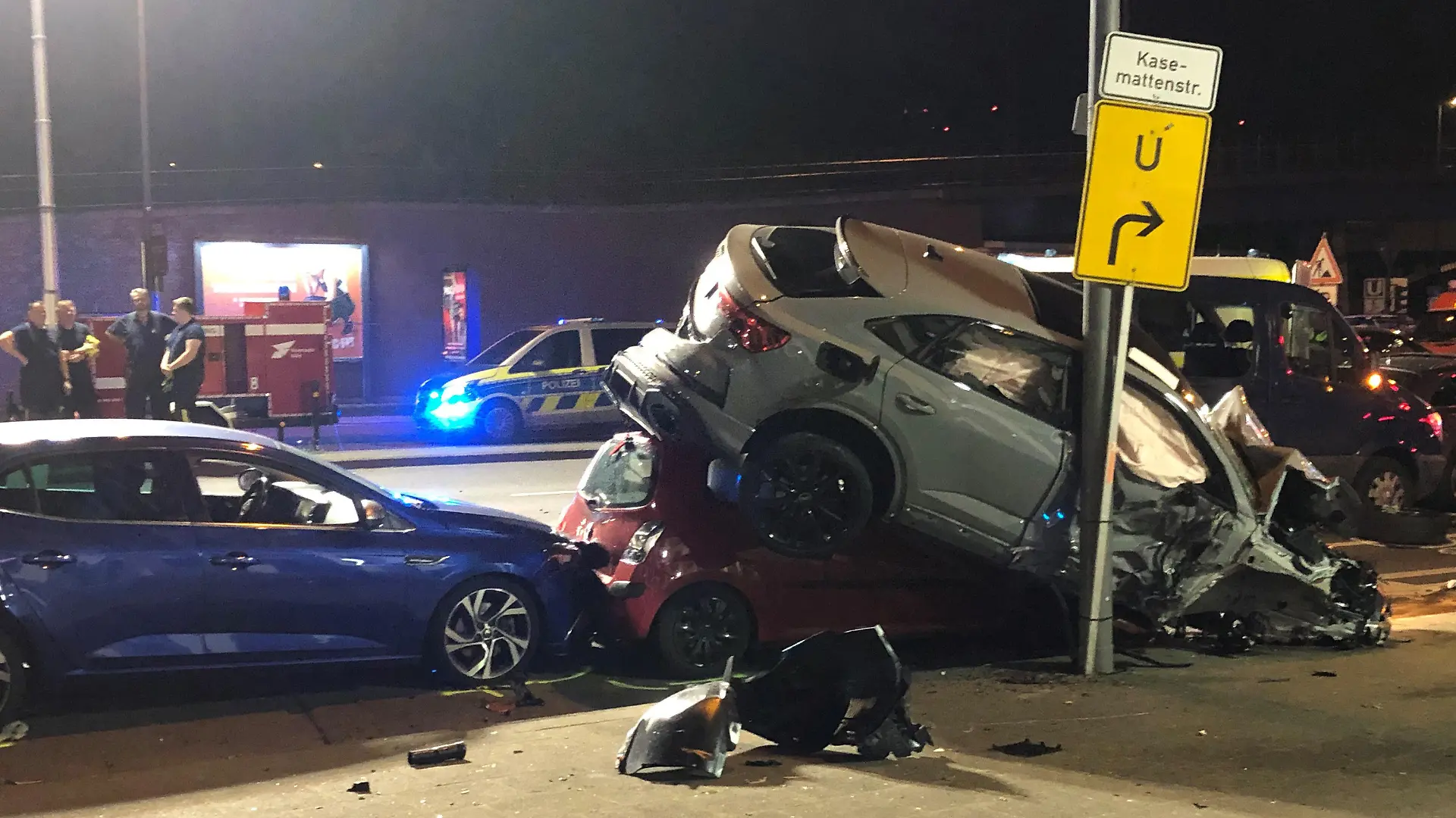 18.08.2023, Nordrhein-Westfalen, Köln: Unfallfahrzeuge türmen sich in der Innenstadt von Köln. Bei einem Unfall mit etwa zehn beteiligten Fahrzeugen sind am Freitagabend nach Angaben der Polizei wahrscheinlich mehrere Menschen verletzt worden. Foto: Petra Albers/dpa +++ dpa-Bildfunk +++