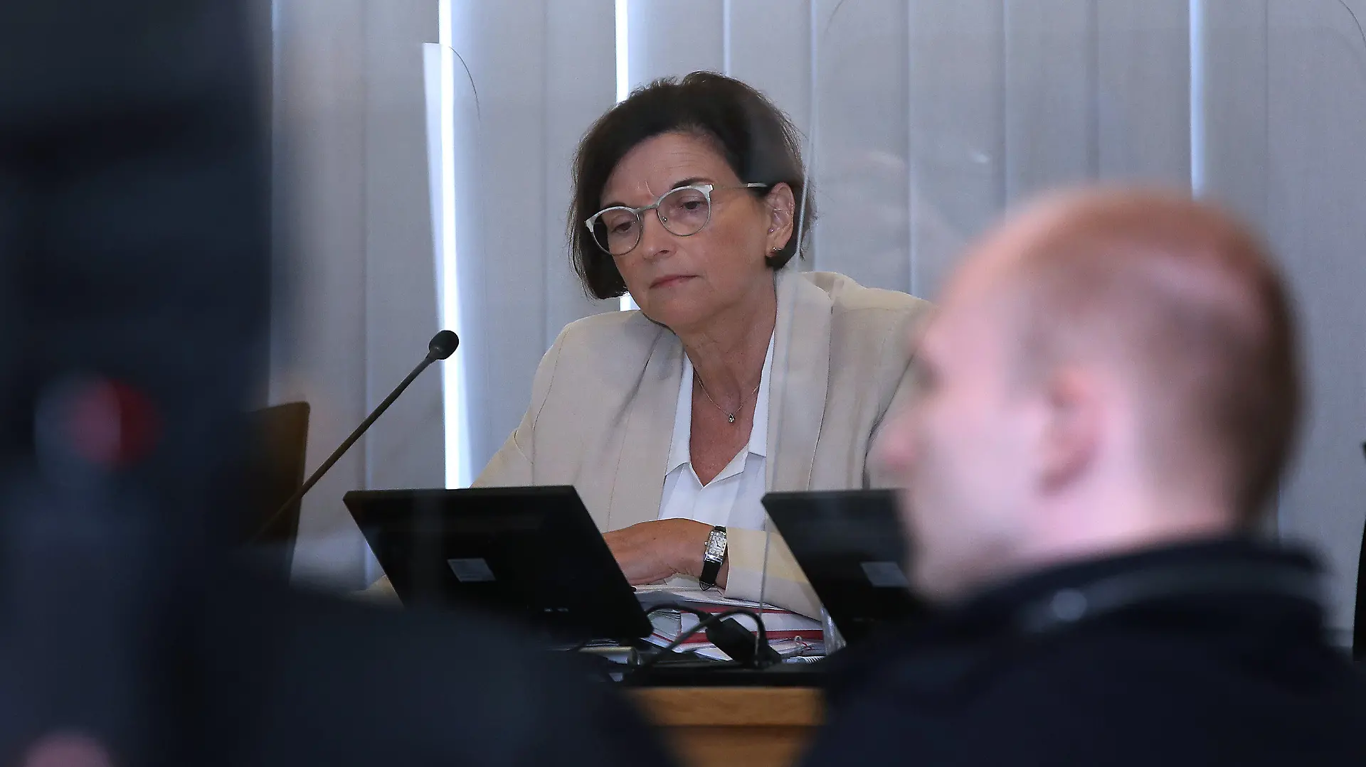 03.08.2020, Sachsen-Anhalt, Magdeburg: Der Angeklagte Stephan Balliet sitzt am fünften Prozesstag im Verhandlungssaal im Landgericht vor der Vorsitzenden Richterin  Ursula Mertens. Die Bundesanwaltschaft wirft dem Attentäter von Halle 13 Straftaten vor, unter anderem Mord und versuchten Mord. Er hatte am 09. Oktober 2019 am höchsten jüdischen Feiertag Jom Kippur versucht, in der Synagoge in Halle ein Blutbad anzurichten. Foto: Ronny Hartmann/AFP pool/dpa +++ dpa-Bildfunk +++